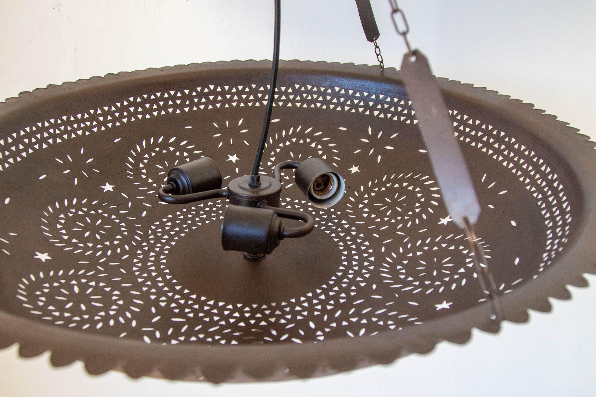 Lampadario a sospensione marocchino in metallo traforato e bronzo patinato in vendita 3