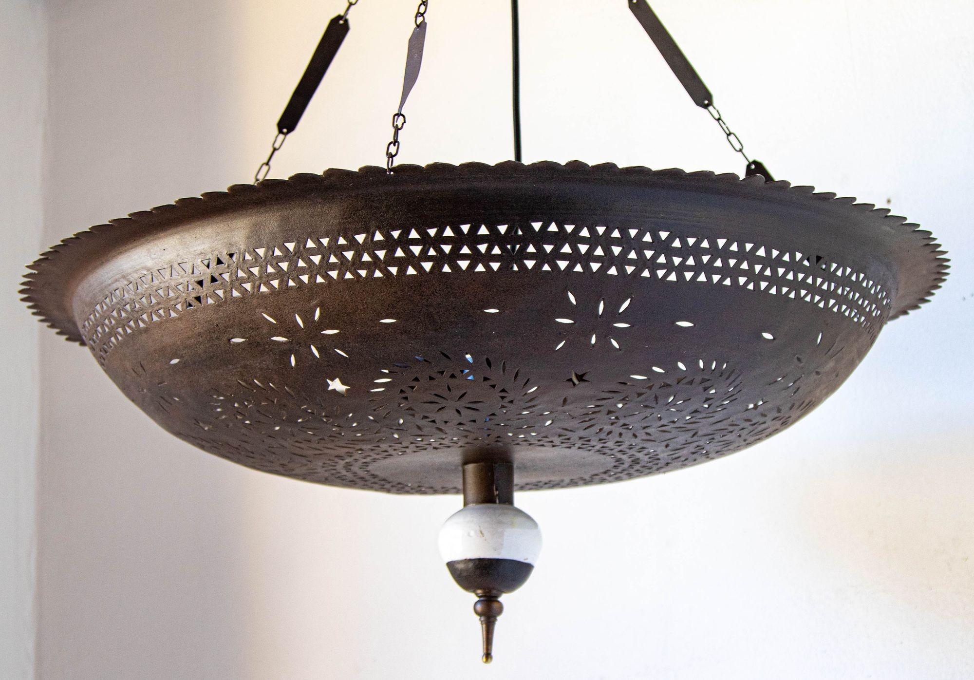 Lampadario a sospensione marocchino in metallo traforato e bronzo patinato in vendita 5