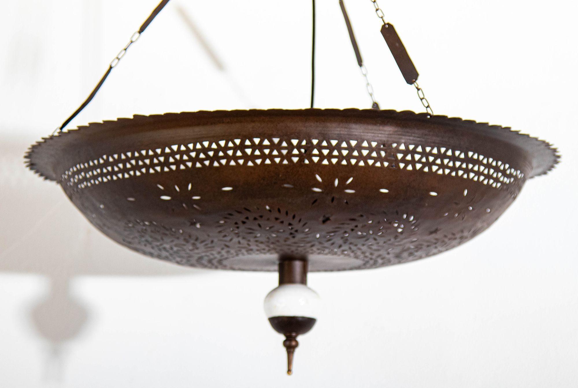 Lampadario a sospensione marocchino in metallo traforato e bronzo patinato in vendita 6