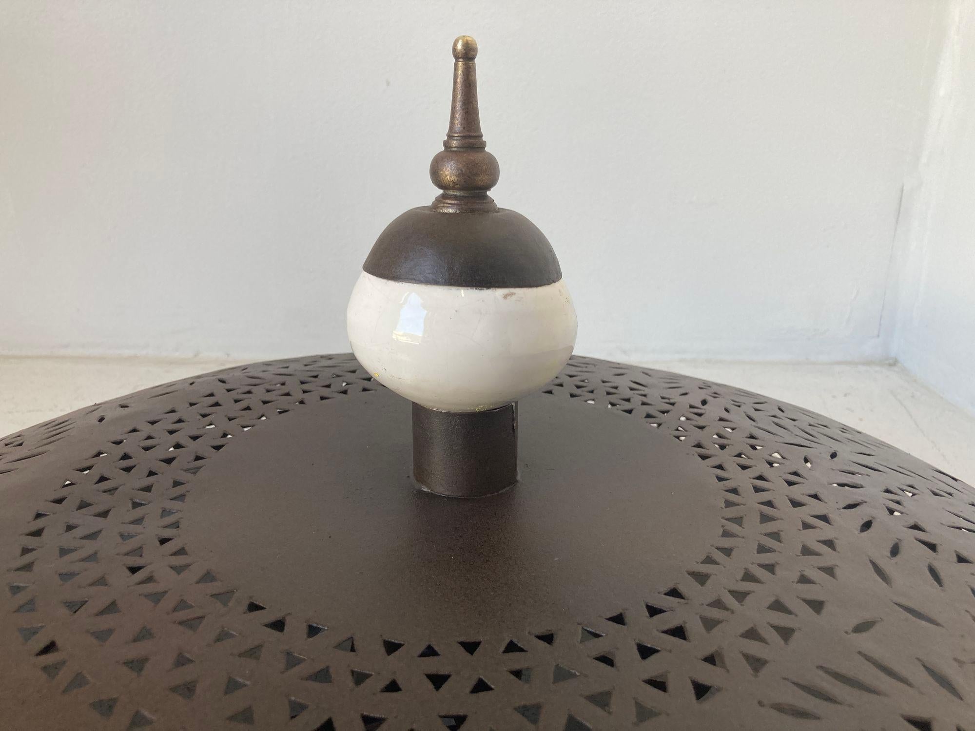 Lampadario a sospensione marocchino in metallo traforato e bronzo patinato in vendita 8