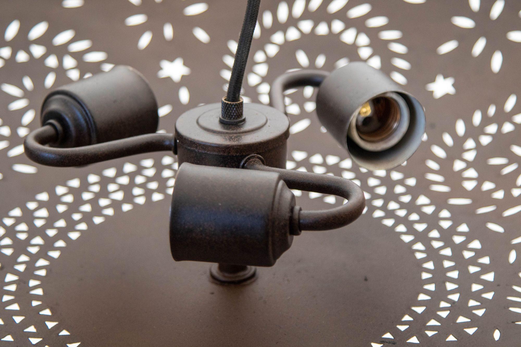 Lampadario a sospensione marocchino in metallo traforato e bronzo patinato in vendita 9