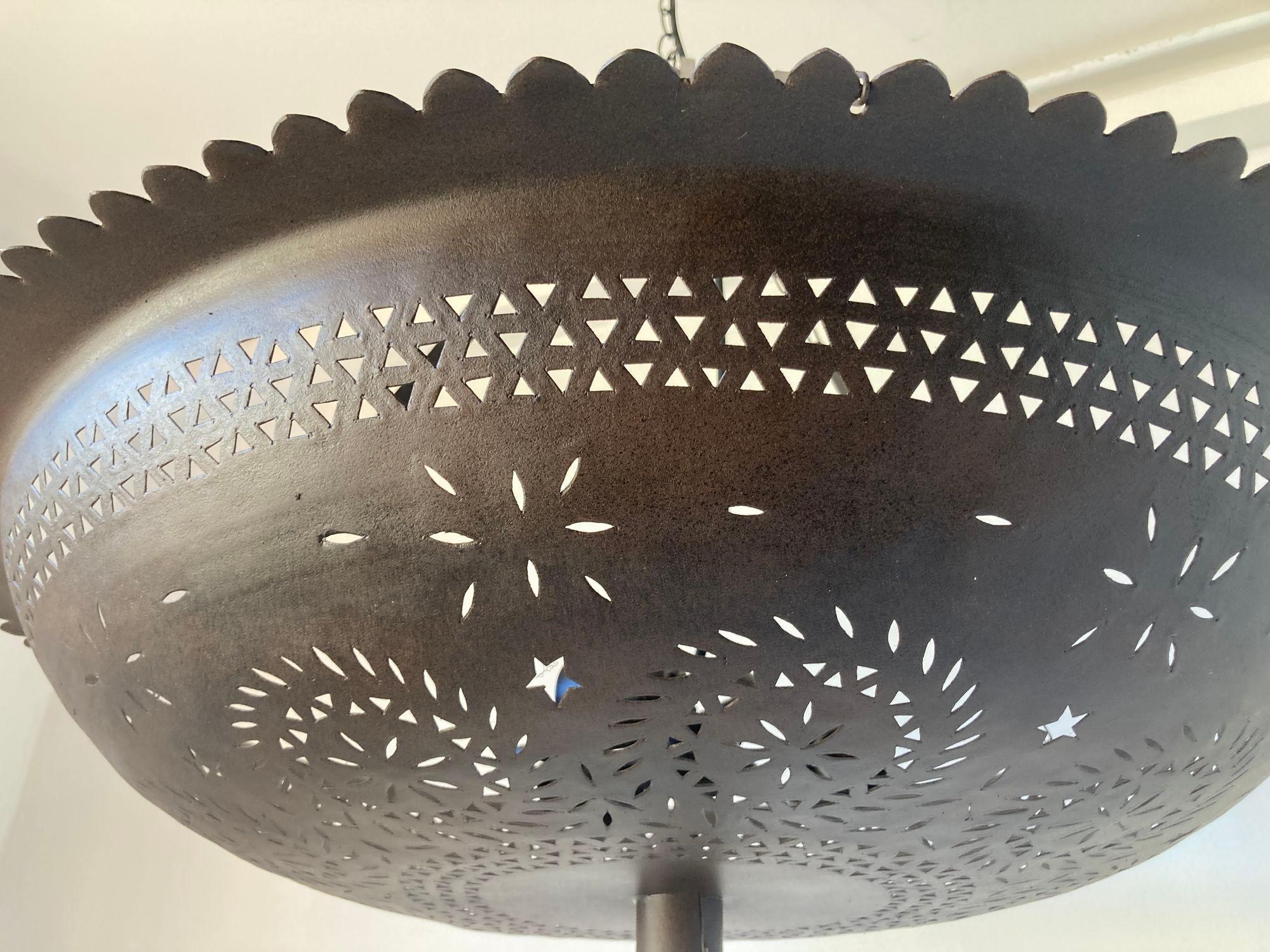 Islamico Lampadario a sospensione marocchino in metallo traforato e bronzo patinato in vendita