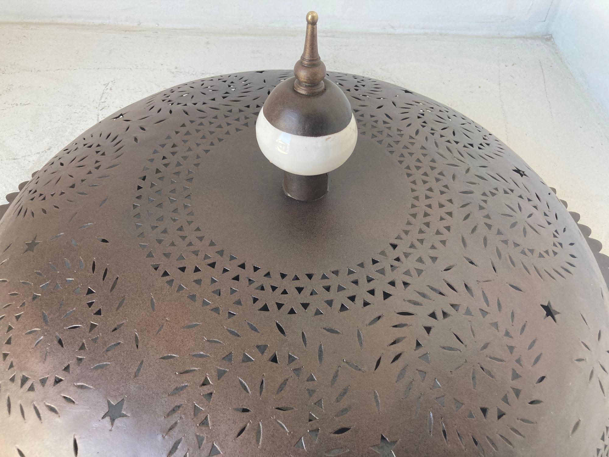 Lampadario a sospensione marocchino in metallo traforato e bronzo patinato In condizioni buone in vendita a North Hollywood, CA
