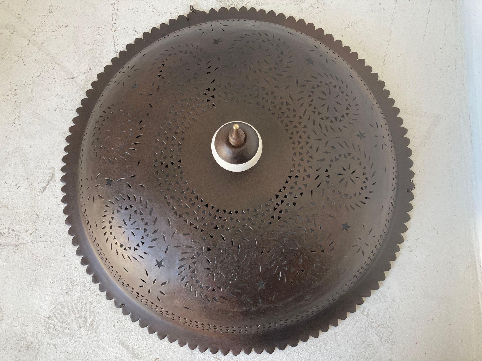 XX secolo Lampadario a sospensione marocchino in metallo traforato e bronzo patinato in vendita