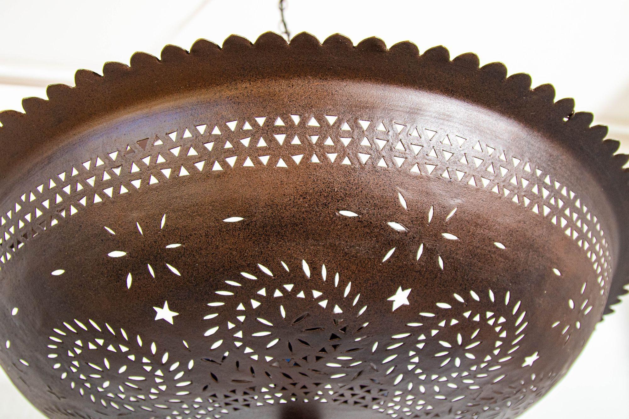 Metallo Lampadario a sospensione marocchino in metallo traforato e bronzo patinato in vendita