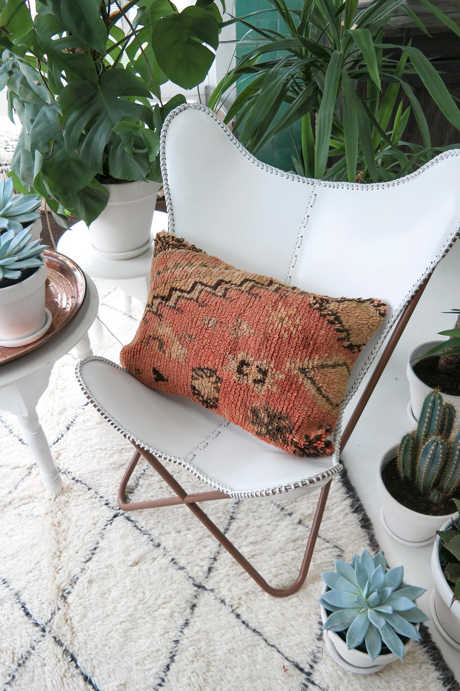 Cushion custom-made from a more than 40 years old Moroccan rug, searched and selected by ourselves. This pillow is a one-of-a-kind with beautiful deep warm colors. The beauty of our pillows is that they are timeless and blend in every interior. Or
