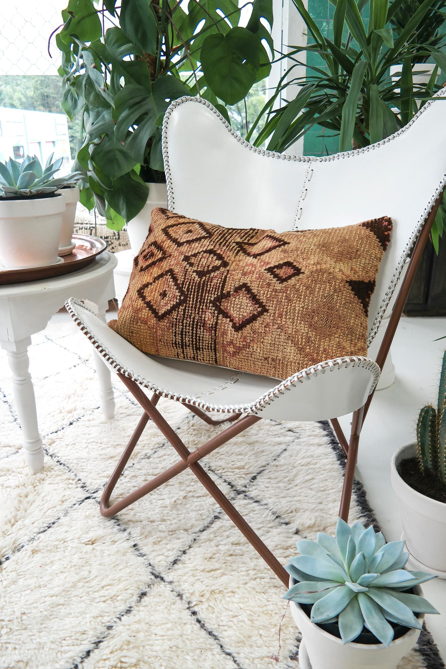 Cushion custom-made from a more than 40 years old Moroccan rug, searched and selected by ourselves. This pillow is a one-of-a-kind with beautiful autumn colors. The beauty of our pillows is that they are timeless and blend in every interior. Or