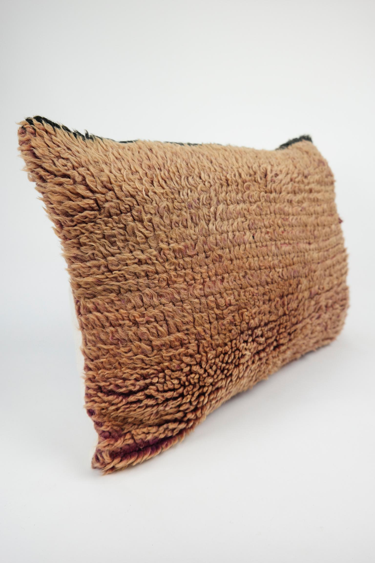 Cushion custom-made from a more than 40 years old Moroccan rug, searched and selected by ourselves. This pillow is a one-of-a-kind with beautiful warm colors. The beauty of our pillows is that they are timeless and blend in every interior. Or
