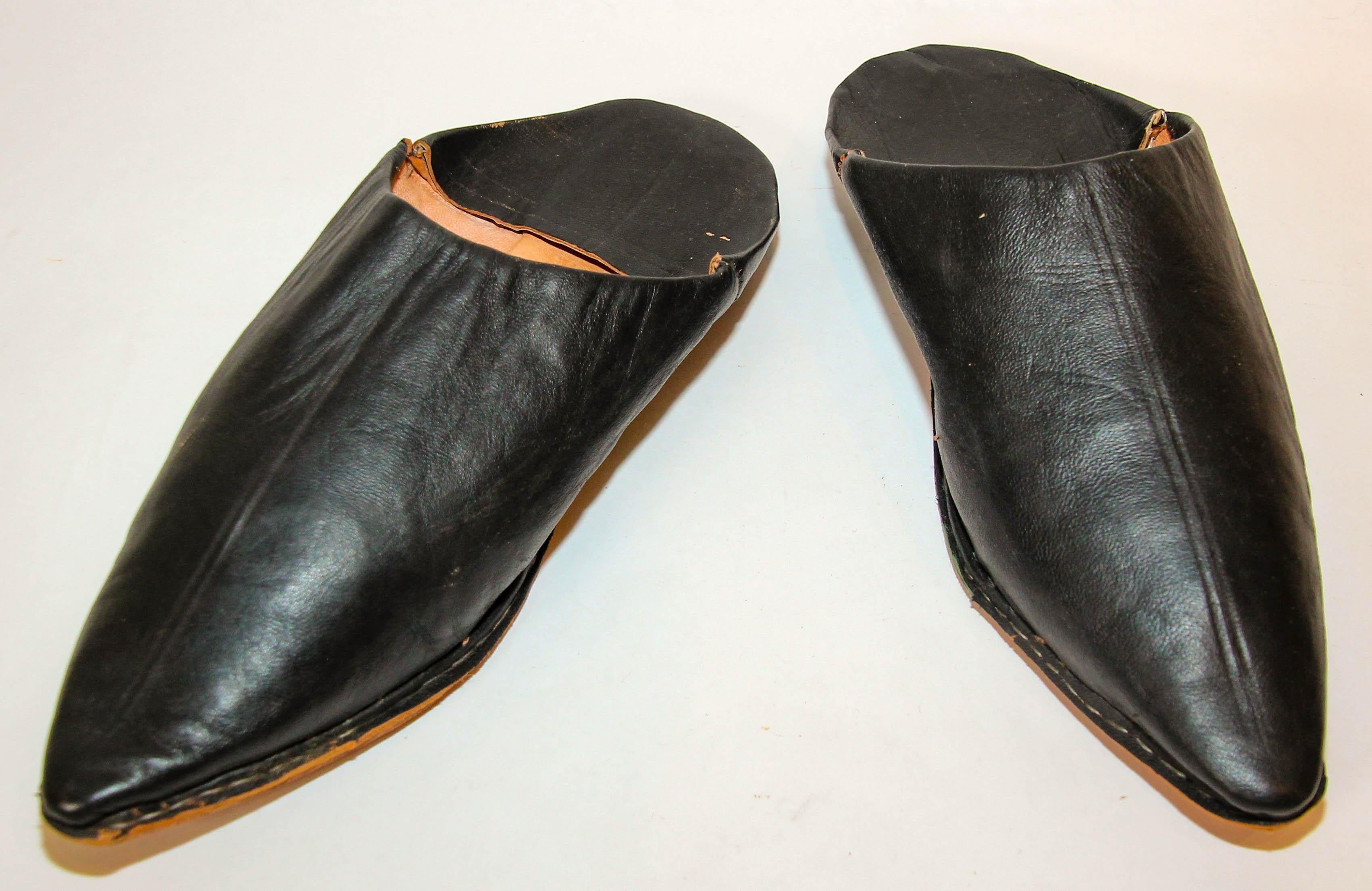 Moroccan Pointed Babouche Black Leather Slippers are the traditional North African shoes babouche slip-on.
The Moroccan hand tooled babouche slippers are handmade using high quality leather.
These traditional Moroccan leather shoes with leather sole