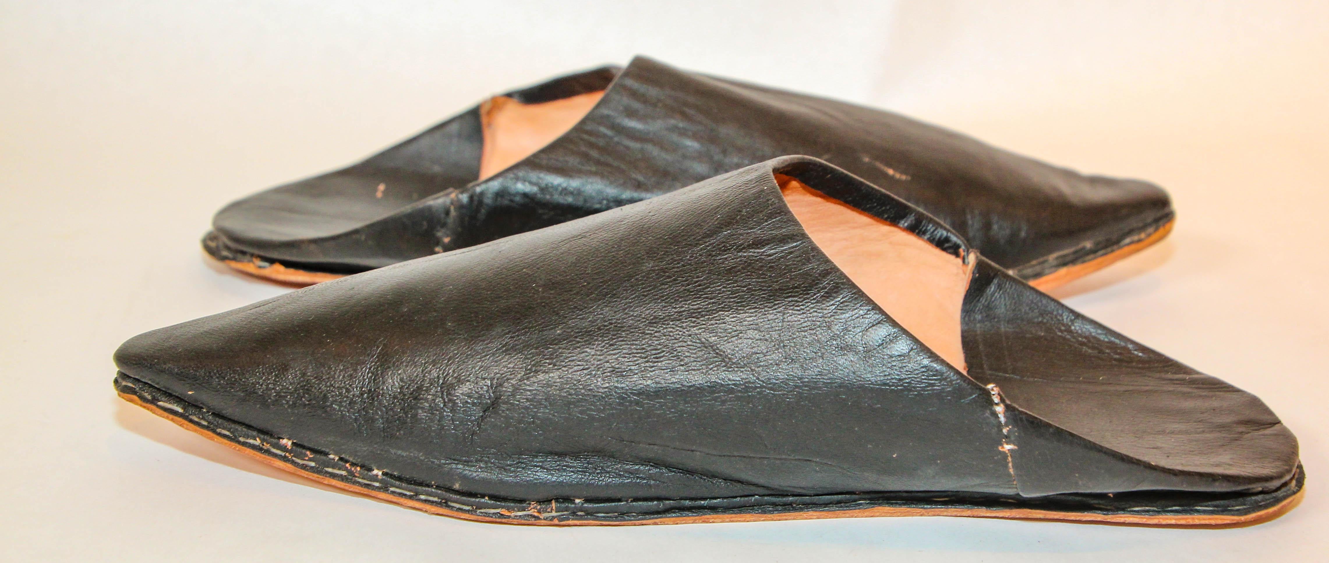 Moroccan Pointed Babouche Black Leather Slippers In Good Condition For Sale In North Hollywood, CA