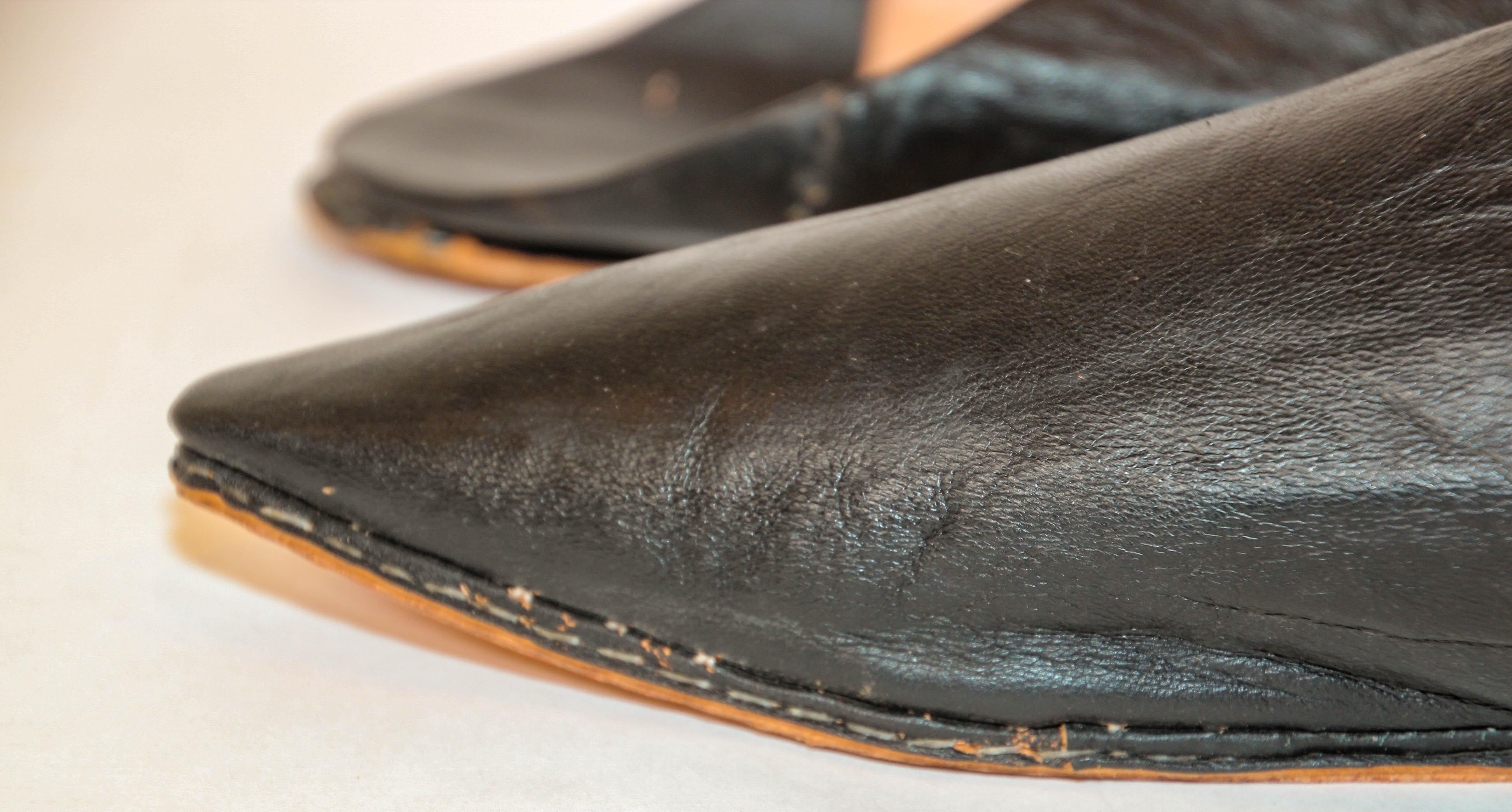 Women's or Men's Moroccan Pointed Babouche Black Leather Slippers For Sale