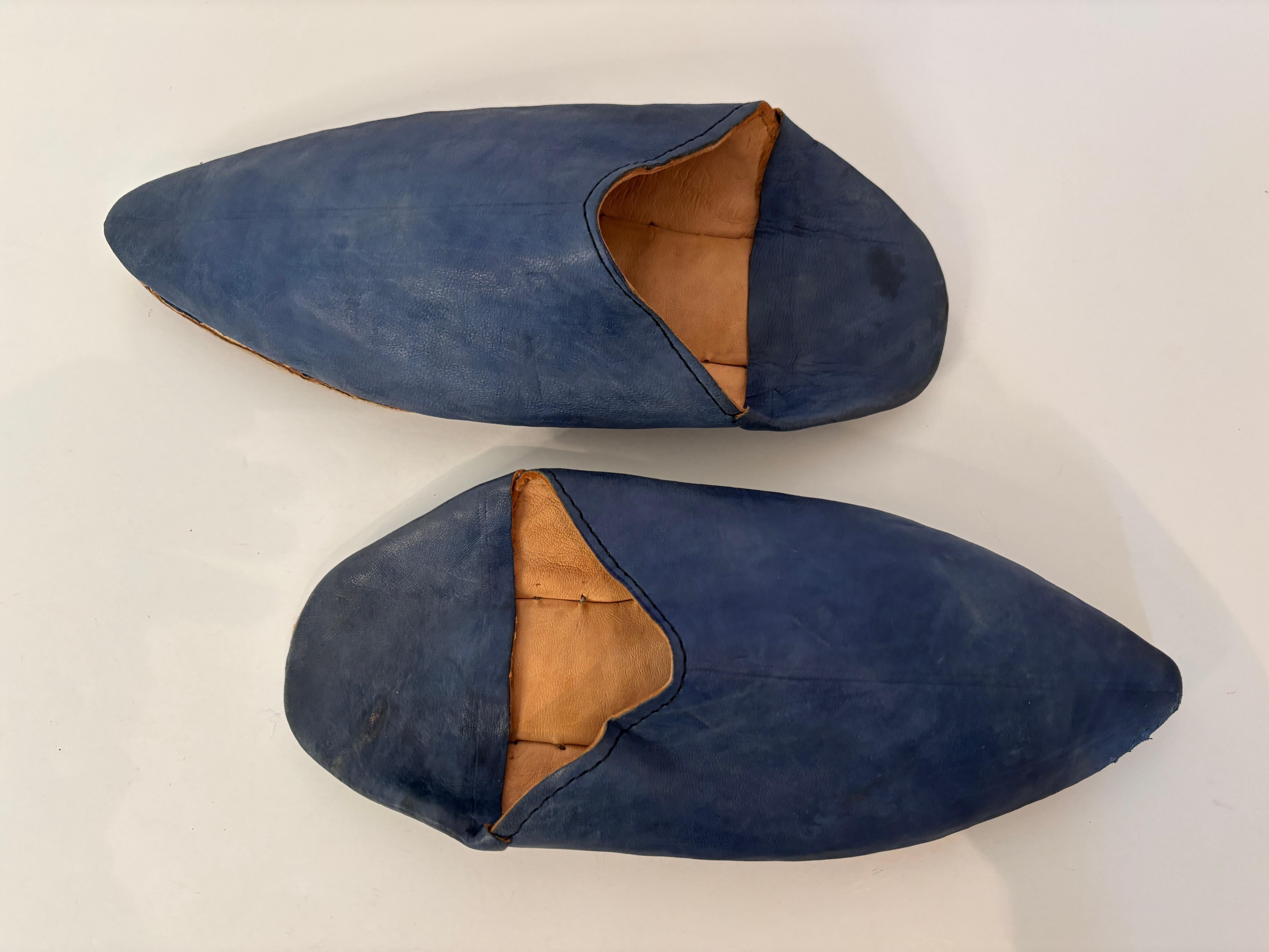 Les babouches marocaines pointues en cuir bleu sont les chaussures traditionnelles nord-africaines babouche à enfiler.
Les babouches marocaines sont fabriquées à la main avec du cuir de haute qualité.
Ces chaussures marocaines traditionnelles à