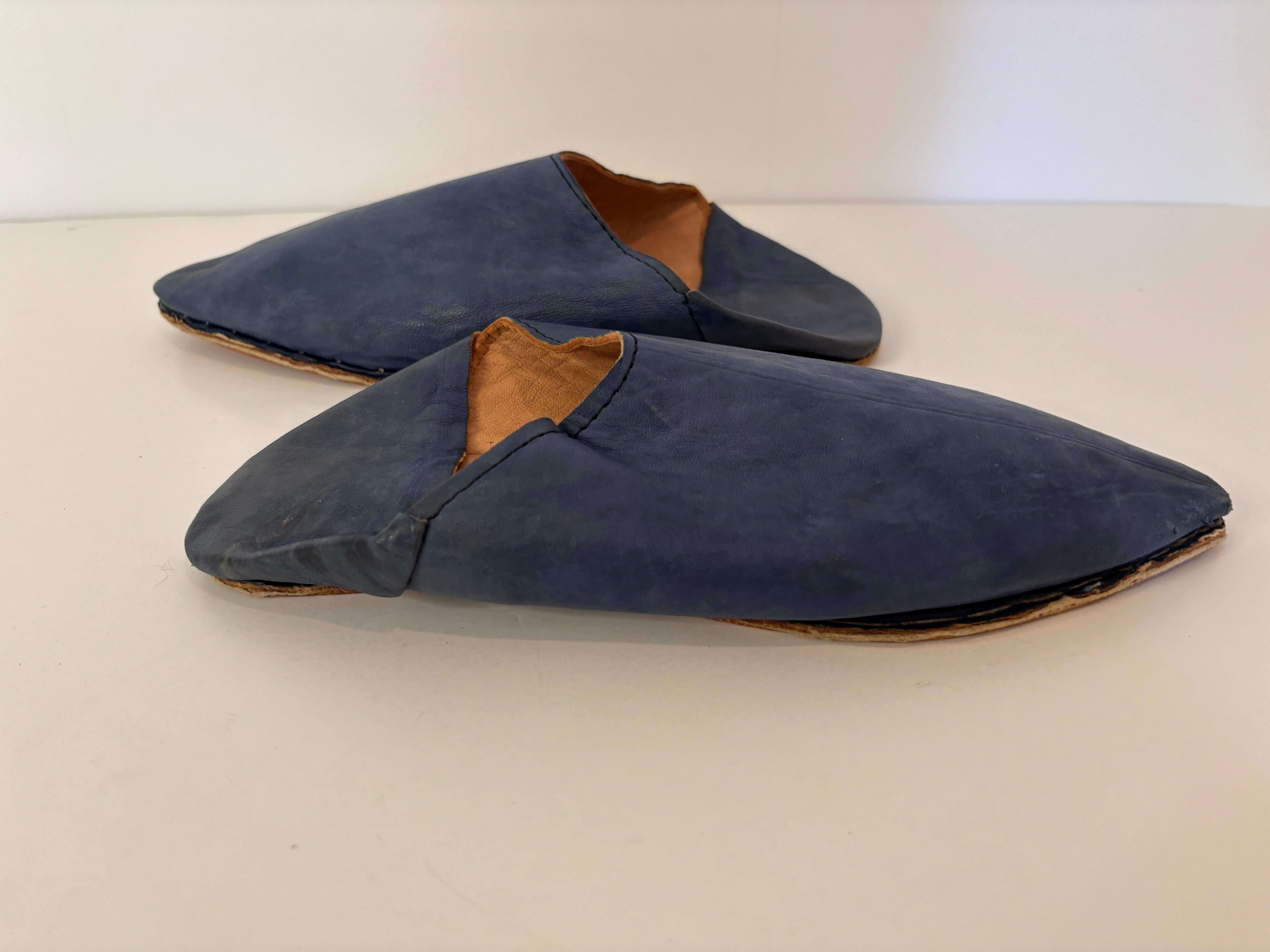 Bleu Slippers marocains Babouche en cuir bleu indigo pointu taille 9 en vente