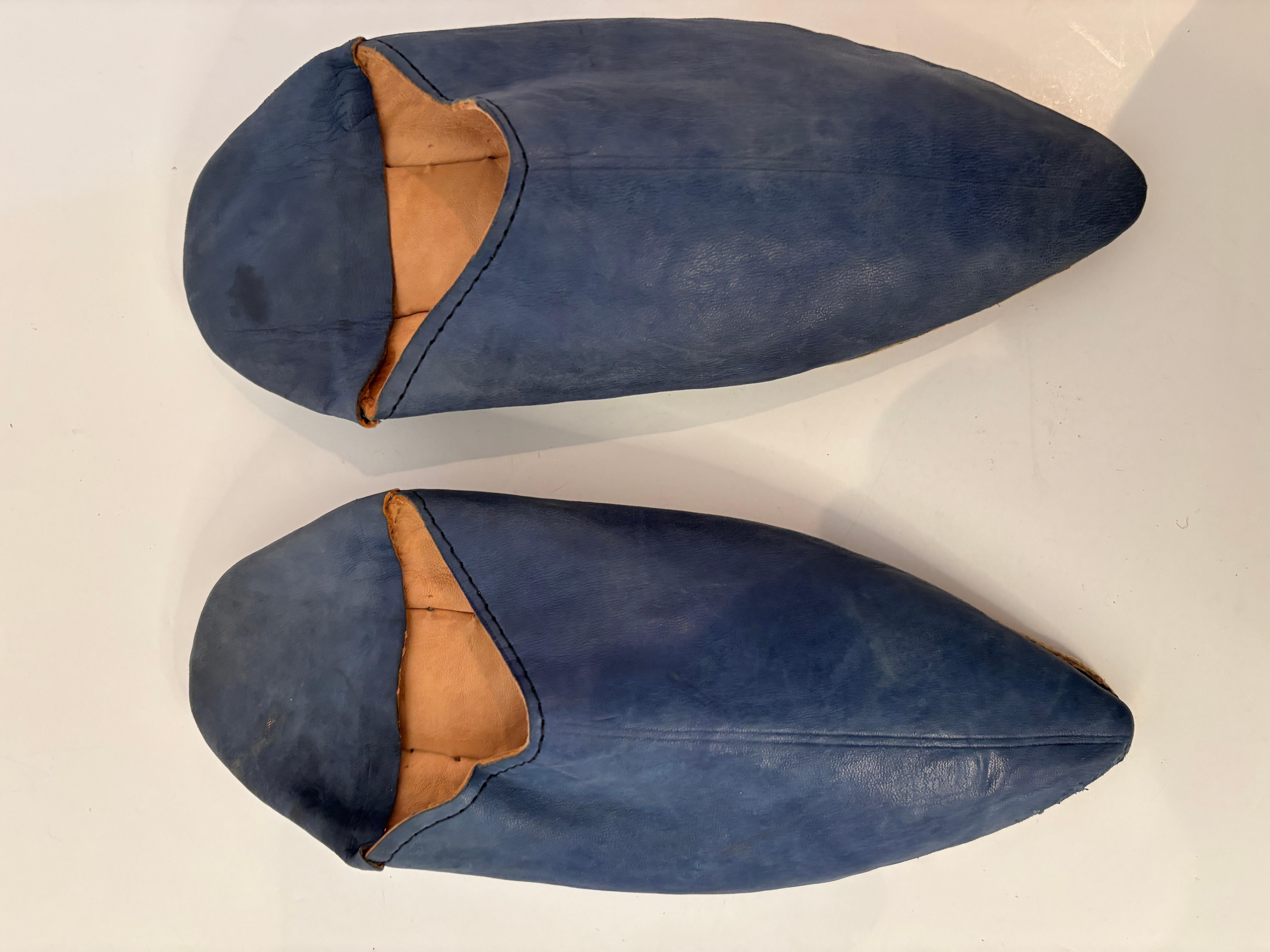 Slippers marocains Babouche en cuir bleu indigo pointu taille 9 Unisexe en vente