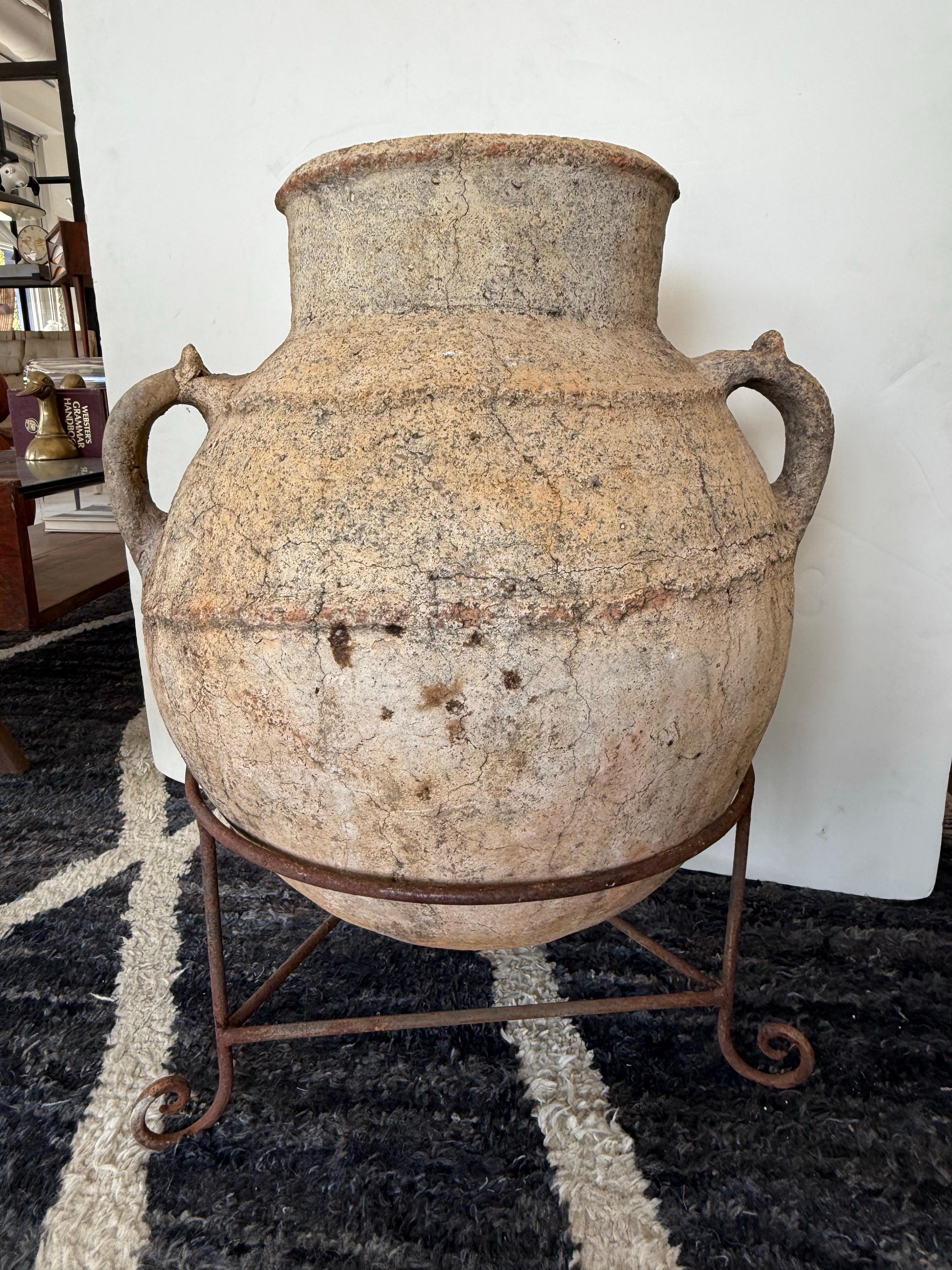 Cerámica marroquí única sobre pedestal de metal. Estado original, años veinte. La altura sin el pedestal metálico es de 20 pulgadas.