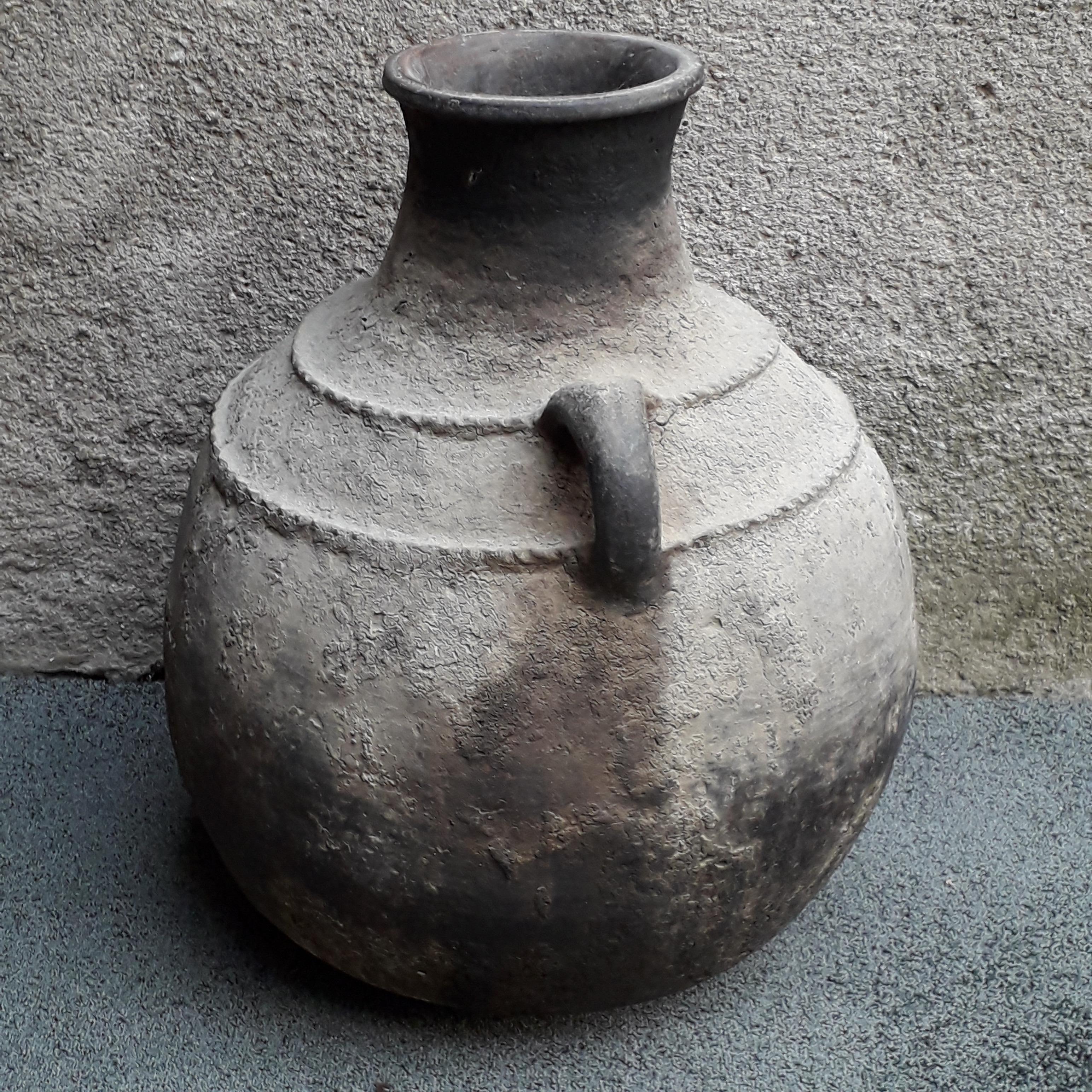 Large terracotta water jug, Berber tribe, collected in situ at the inhabitant. Provenance ksar Ait Ben Haddou, province of Ouarzazate.
Object of everyday life made by hand with a beautiful patina of use.
Measures: Height 58 cm, diameter 48 cm.