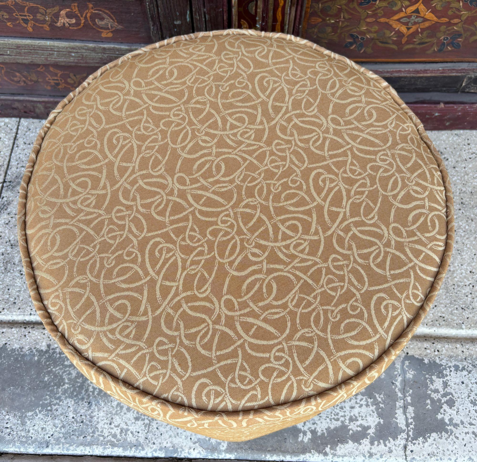 Marokkanischer Pouf gepolstert in Gold Stoff Hocker im Angebot 6