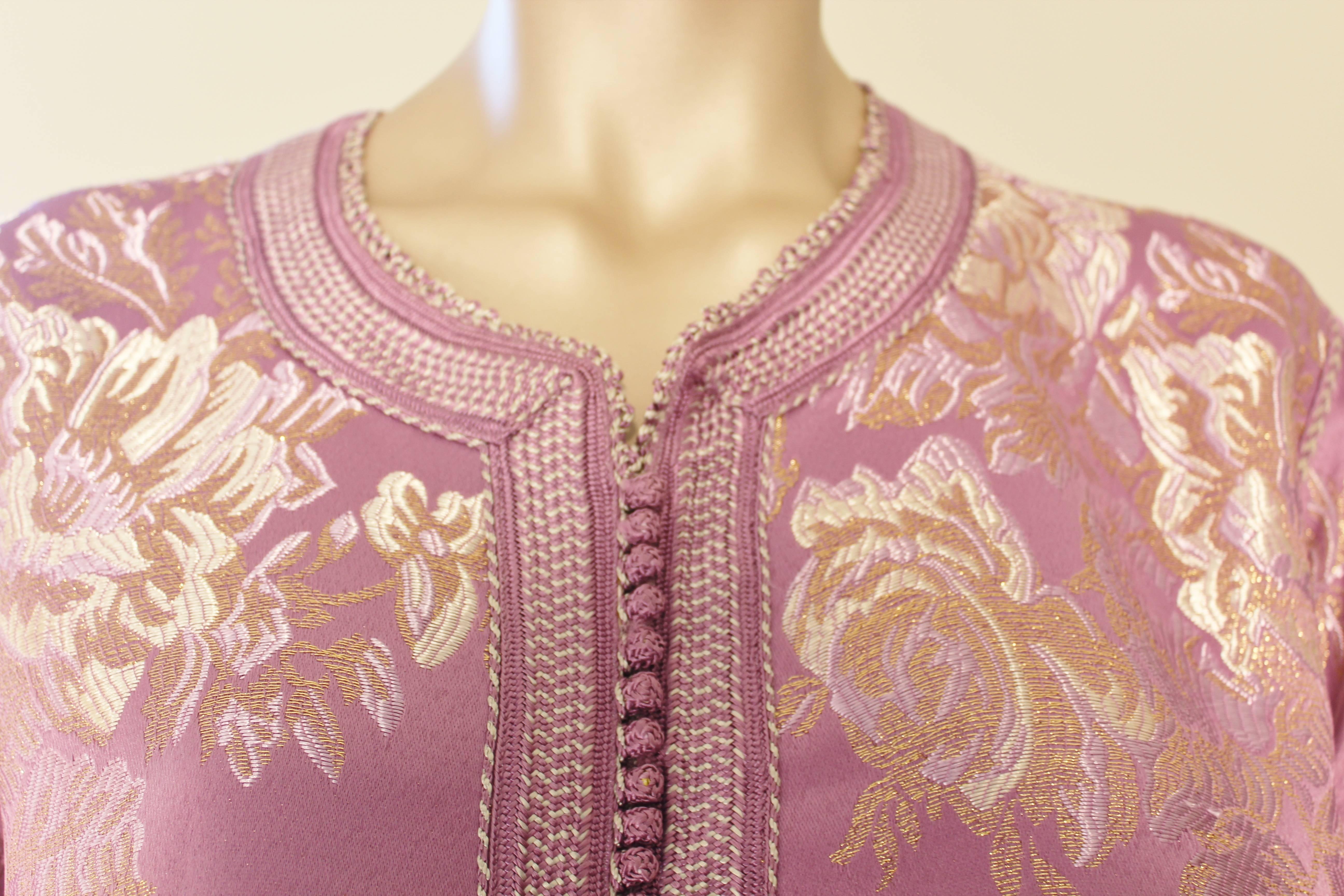 Robe de caftan en brocart violet marocain Robe Maxi Kaftan Taille M Bon état - En vente à North Hollywood, CA