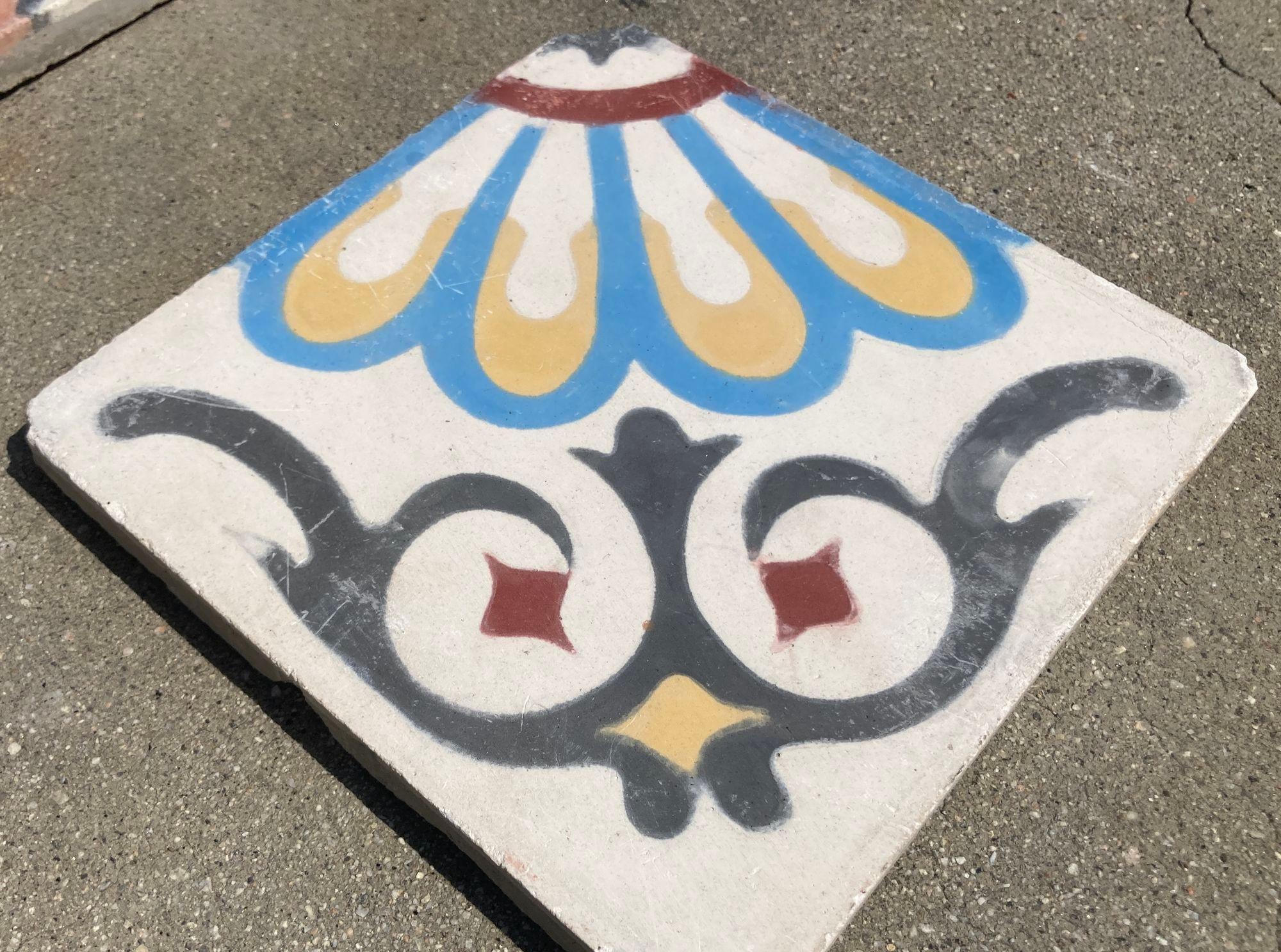 Marokkanische Dekofliesen aus aufgearbeitetem Enkaustik-Zement mit maurischem Fez-Design im Zustand „Relativ gut“ im Angebot in North Hollywood, CA