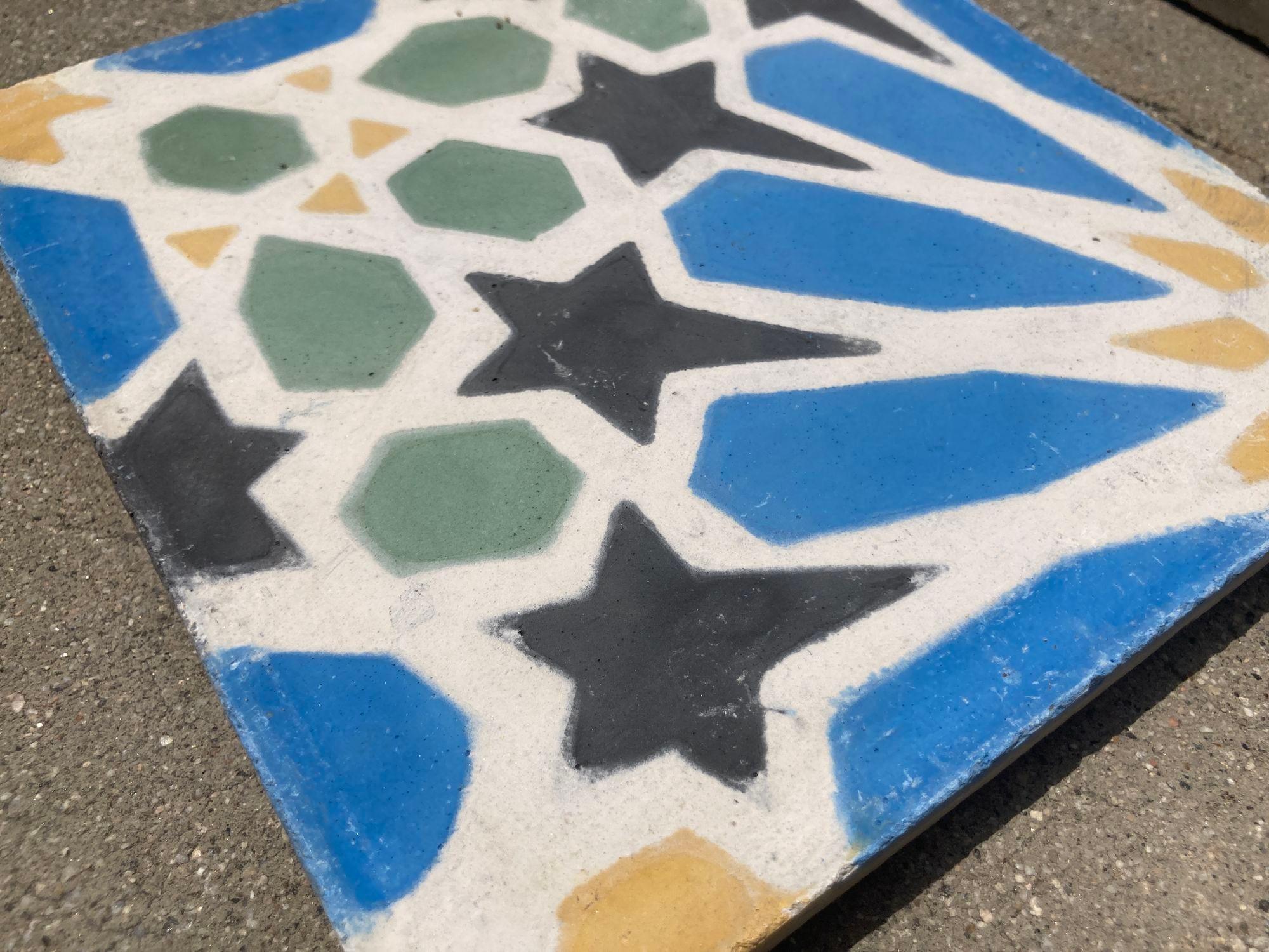 Marokkanische Dekofliesen aus aufgearbeitetem Enkaustik-Zement mit maurischem Fez-Design im Angebot 1