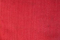 Coussin berbère marocain rouge découpé à partir d'un tapis Kilim tribal vintage