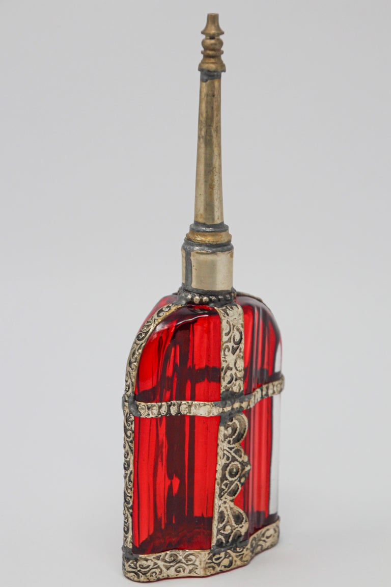 Flacon de flacon de parfum marocain en verre rouge avec superposition de  métal en relief En vente sur 1stDibs