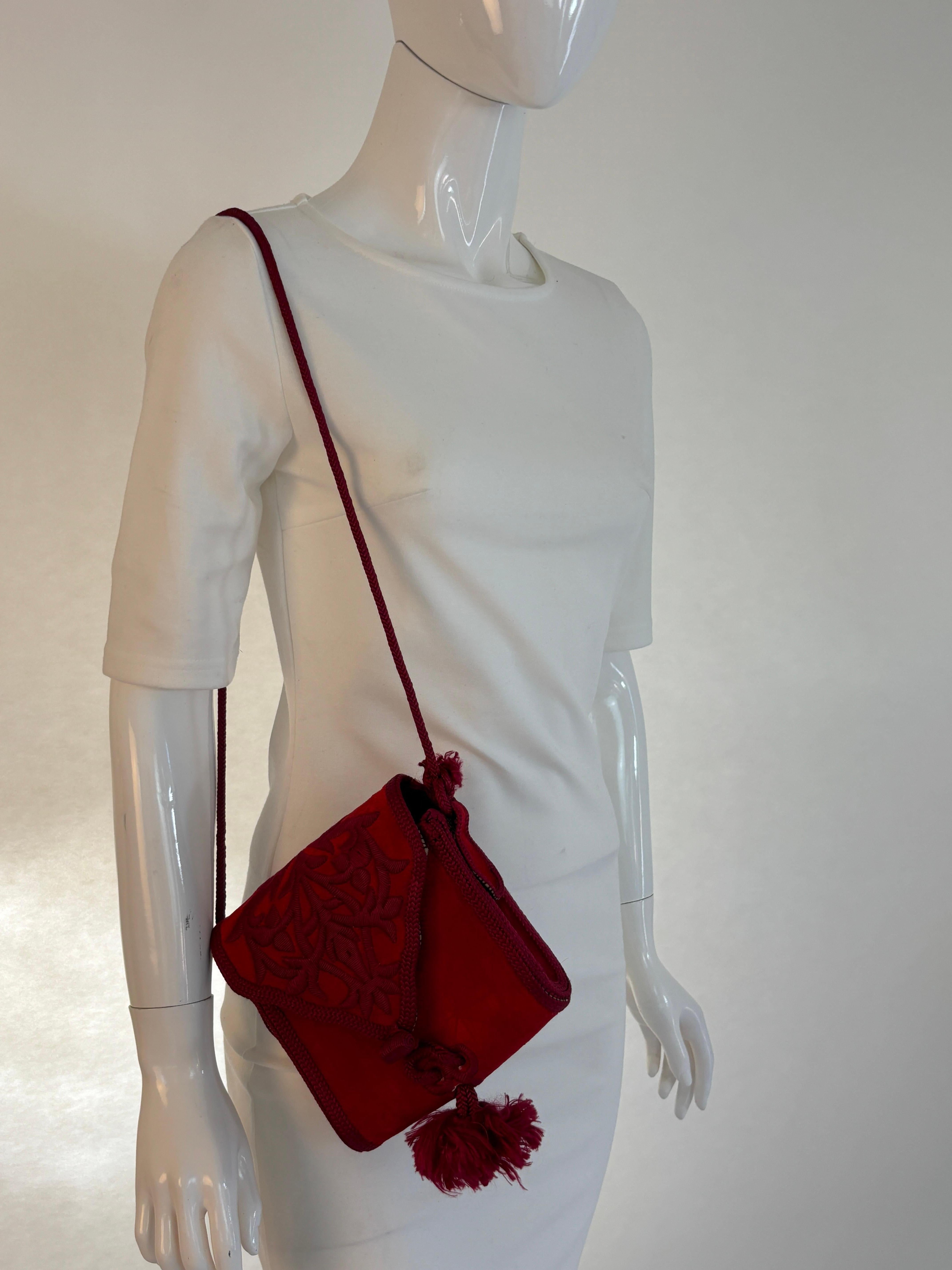 Borsa a tracolla Boho ricamata in velluto rosso marocchino d'epoca, circa 1960
Affascinante e ricca di dettagli, questa borsa marocchina vintage è realizzata a mano in velluto rosso intenso e ornata da intricati ricami tradizionali moreschi.