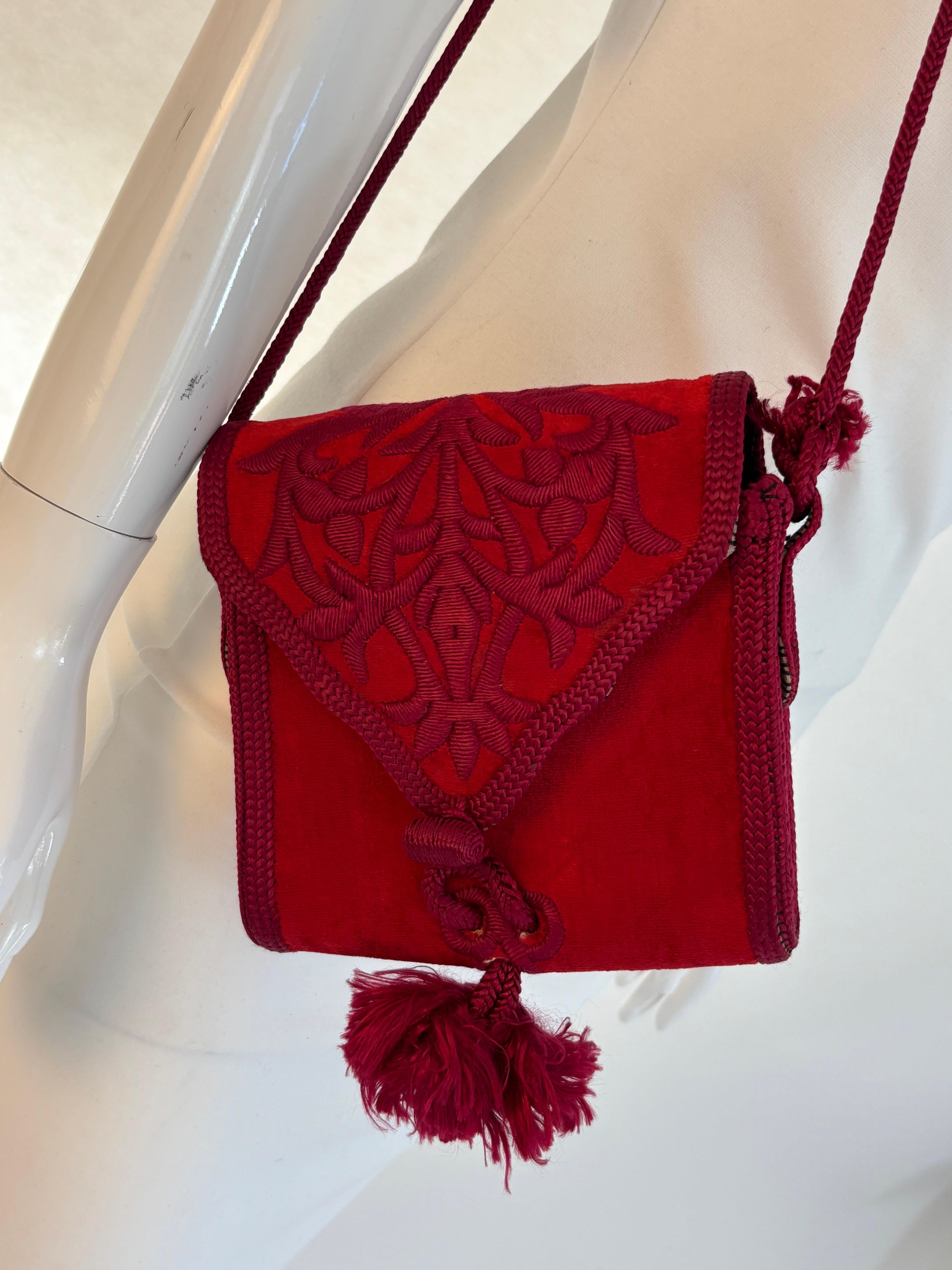 Spalla ricamata in velluto rosso marocchino  Borsa Boho 1960 In condizioni buone in vendita a North Hollywood, CA