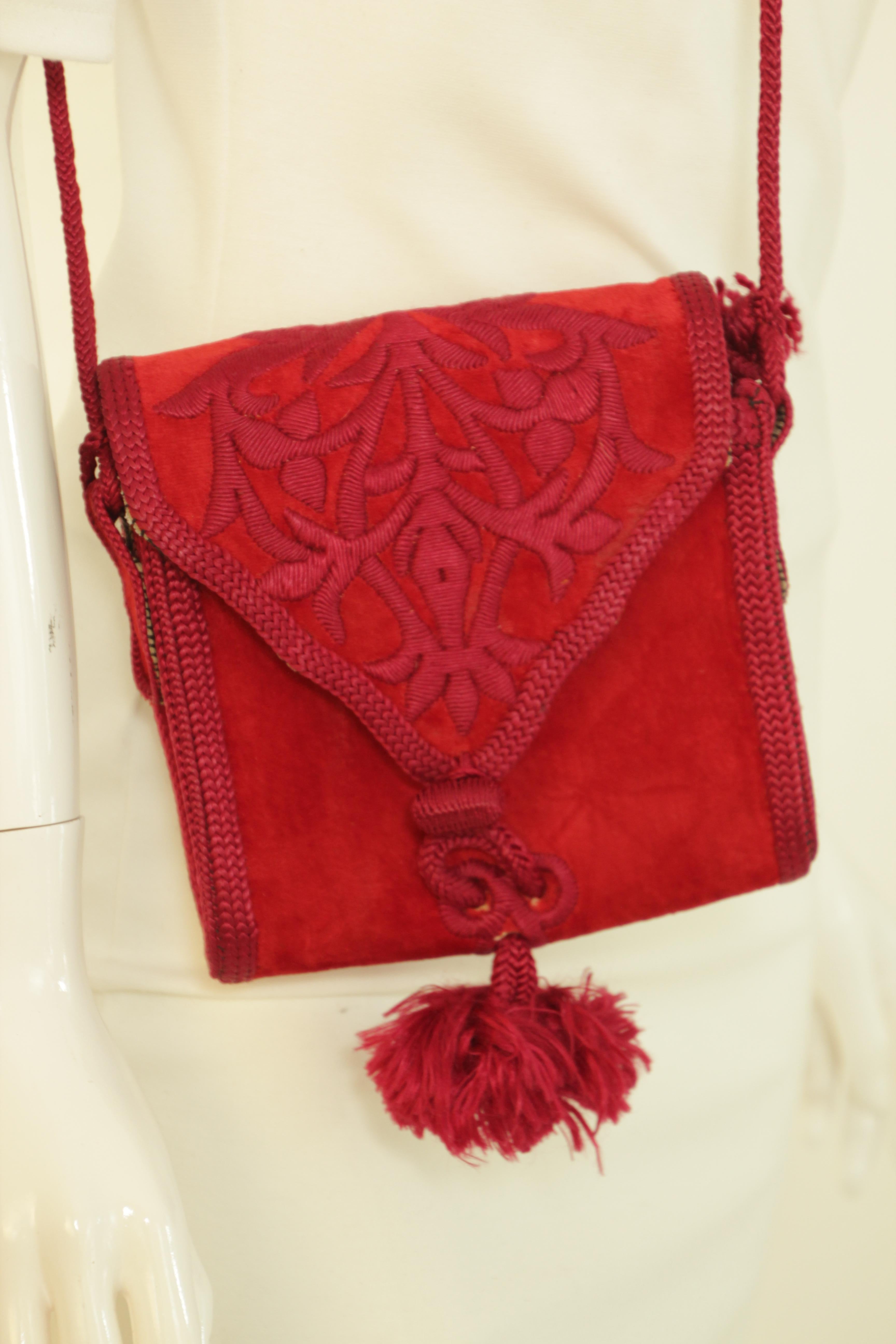 Spalla ricamata in velluto rosso marocchino  Borsa Boho 1960 in vendita 1