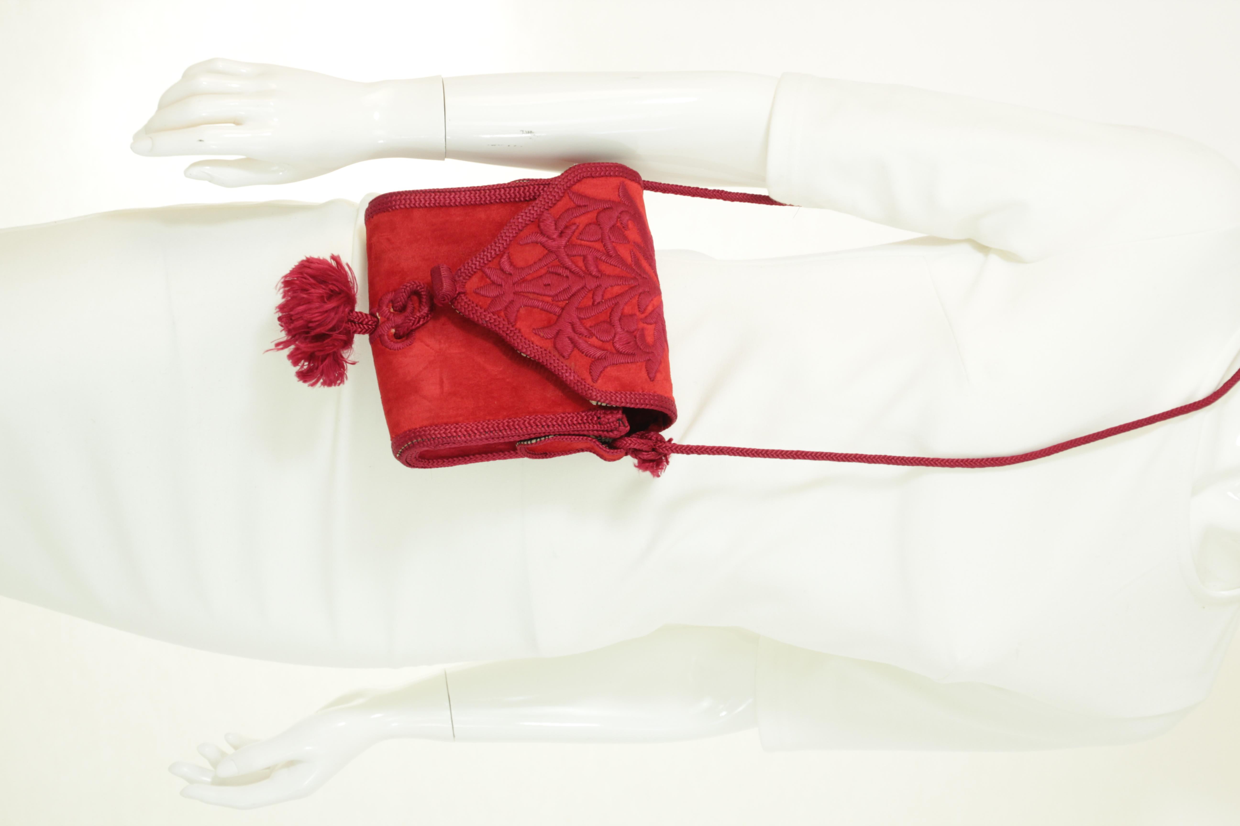Spalla ricamata in velluto rosso marocchino  Borsa Boho 1960 in vendita 2