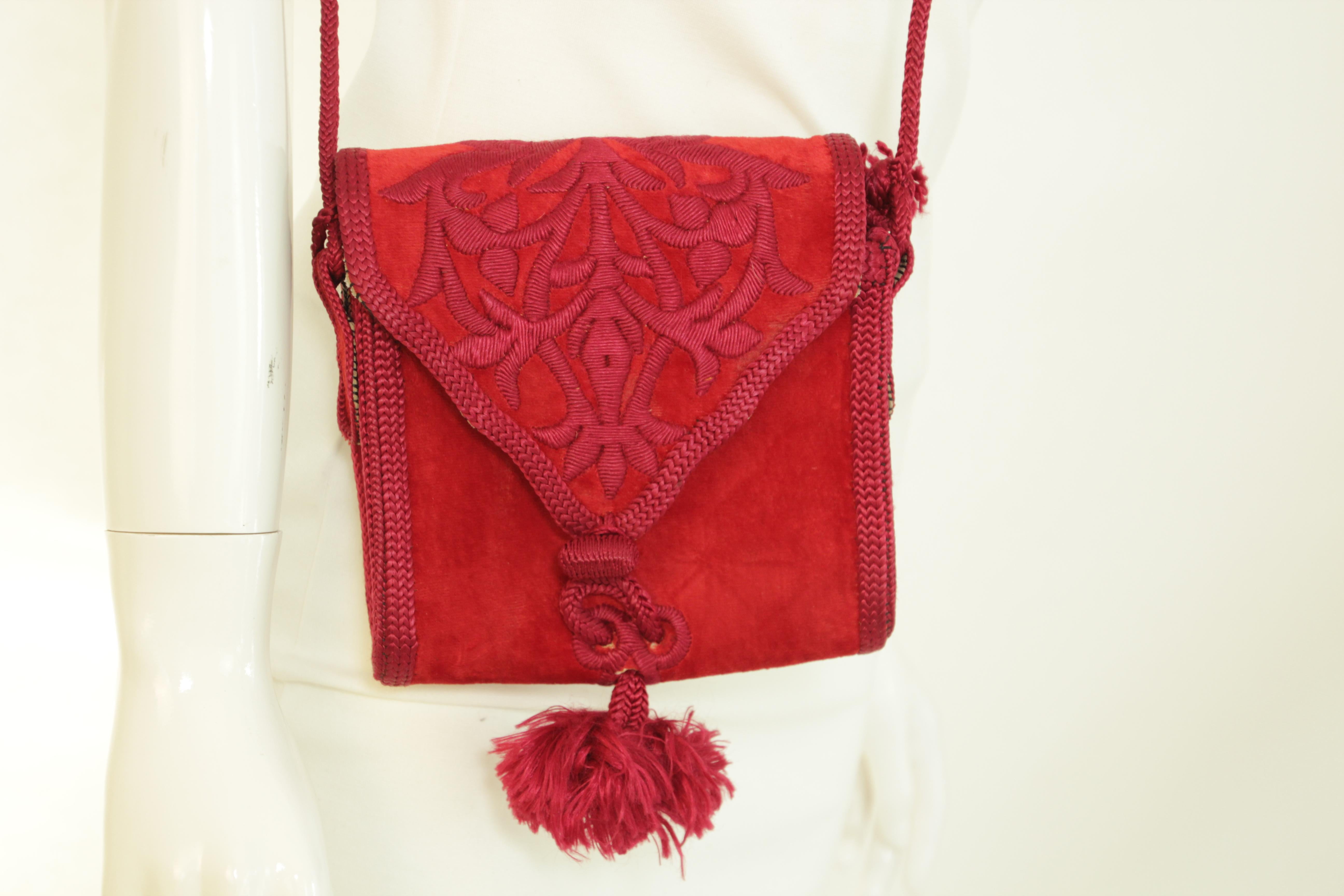 Spalla ricamata in velluto rosso marocchino  Borsa Boho 1960 in vendita 3