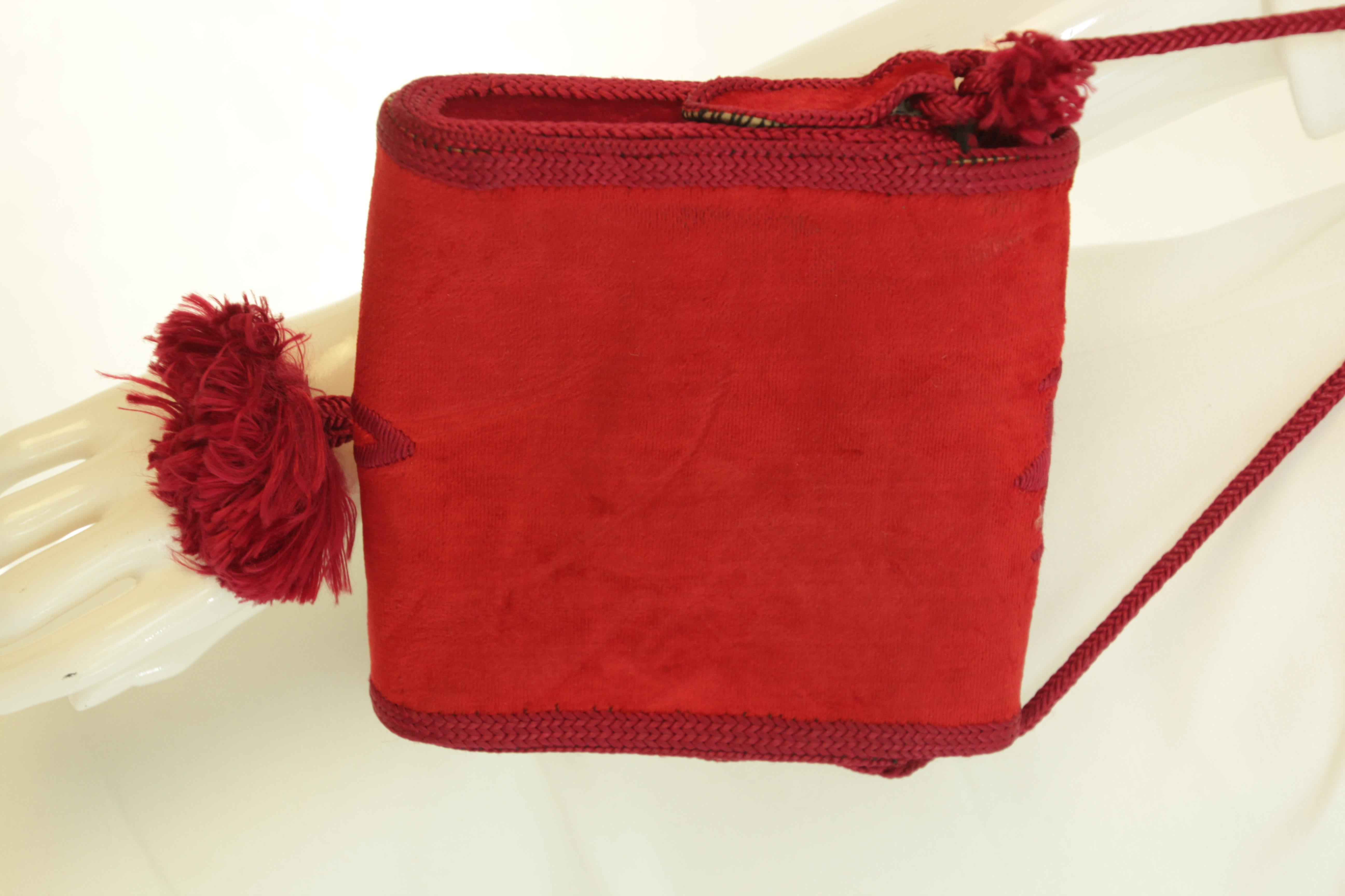 Spalla ricamata in velluto rosso marocchino  Borsa Boho 1960 in vendita 4