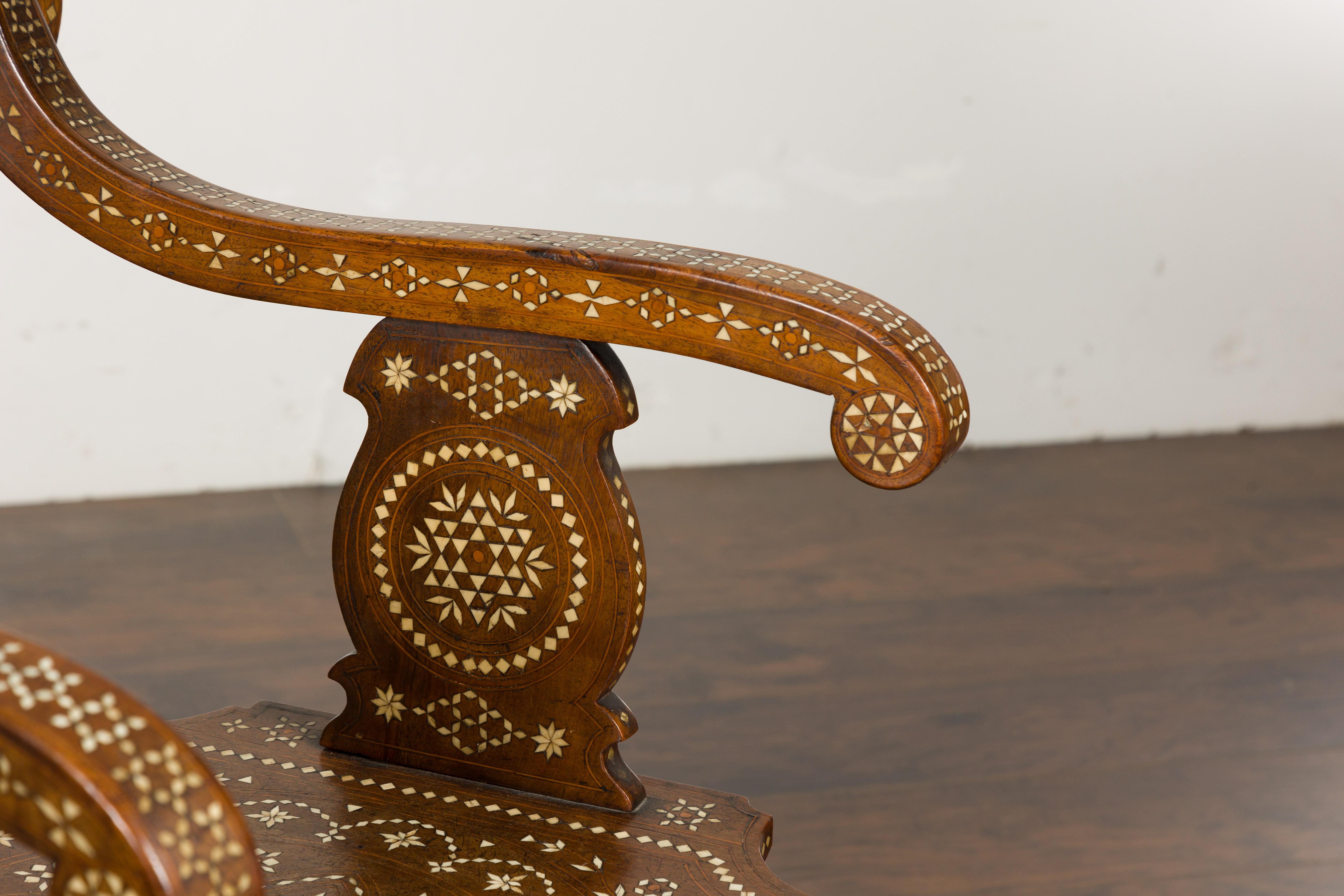 Fauteuil marocain richement marqueté avec dossier sculpté et accoudoirs à enroulement, vers 1900 en vente 1