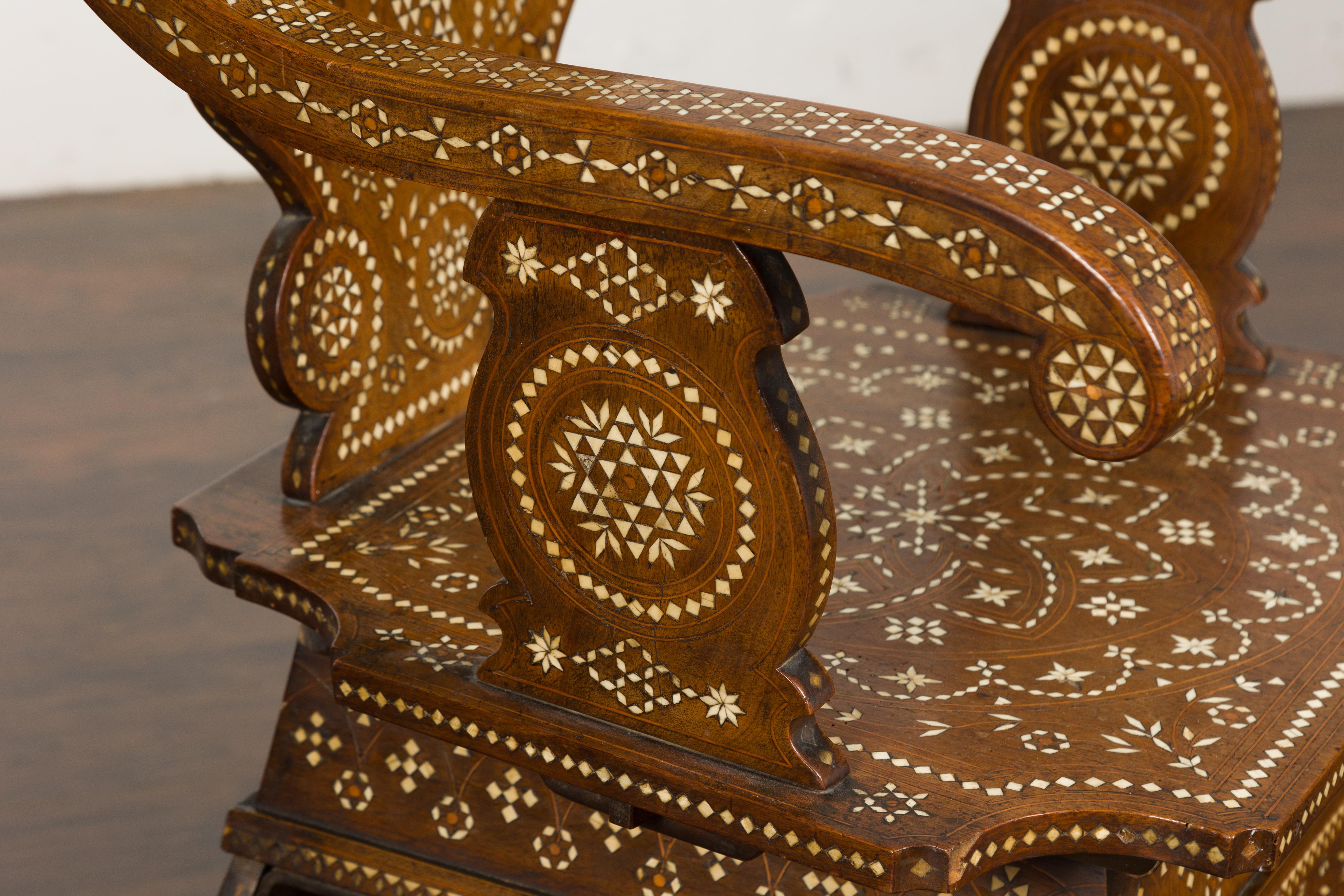 Fauteuil marocain richement marqueté avec dossier sculpté et accoudoirs à enroulement, vers 1900 en vente 2