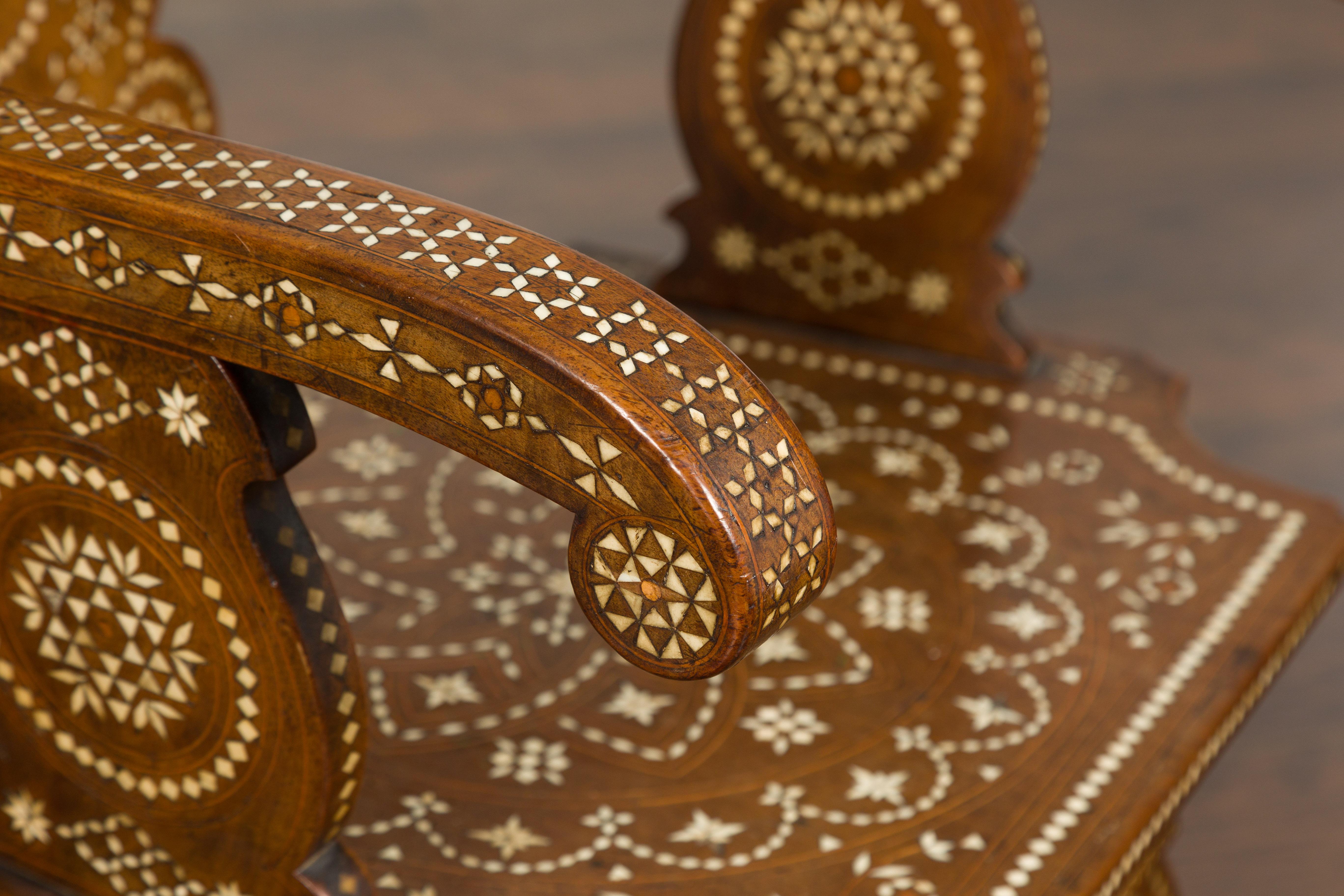 Fauteuil marocain richement marqueté avec dossier sculpté et accoudoirs à enroulement, vers 1900 en vente 3