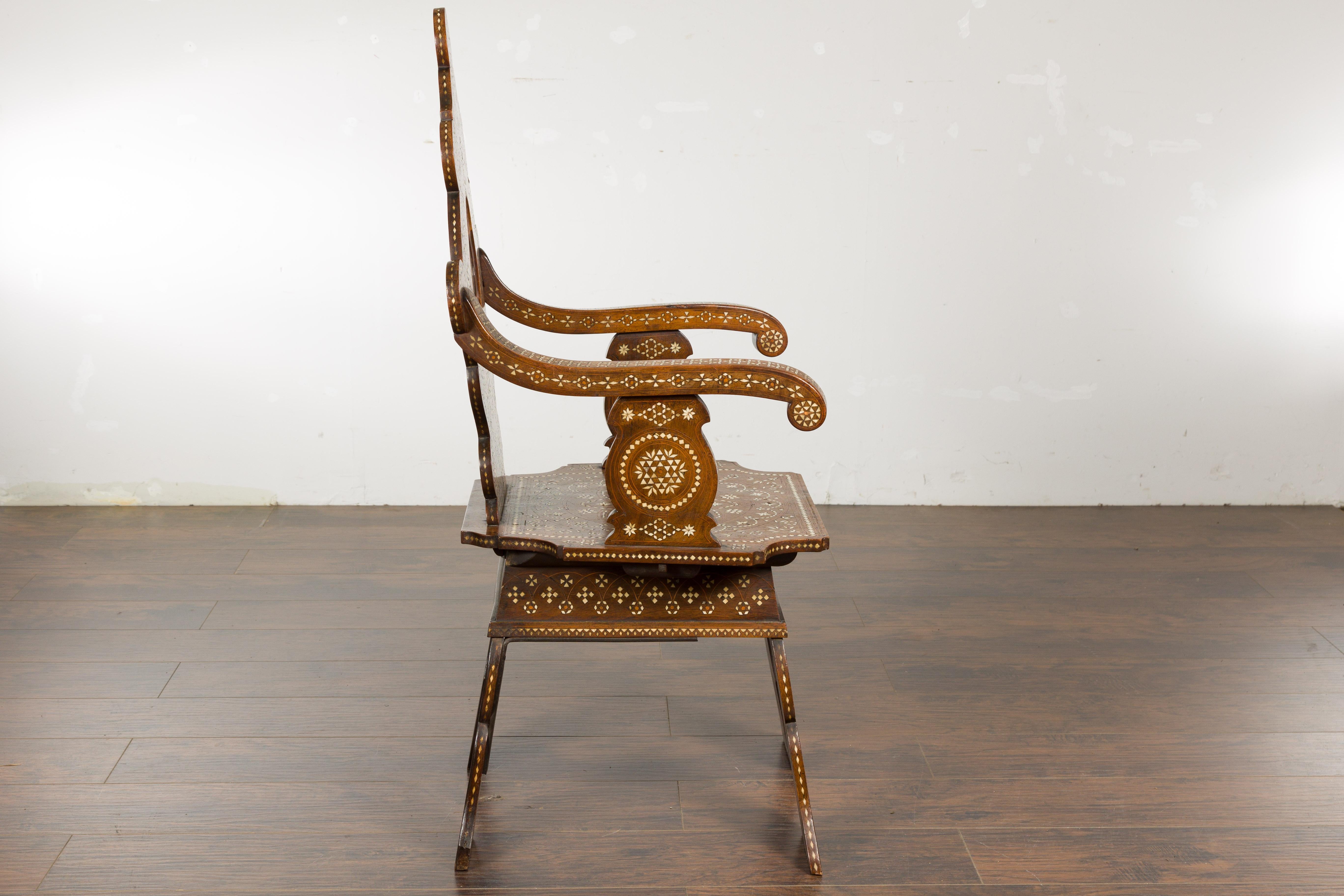 Marokkanischer Sessel mit reicher Intarsienarbeit, geschnitzte Rückenlehne und geschwungene Armlehnen, um 1900 im Angebot 6