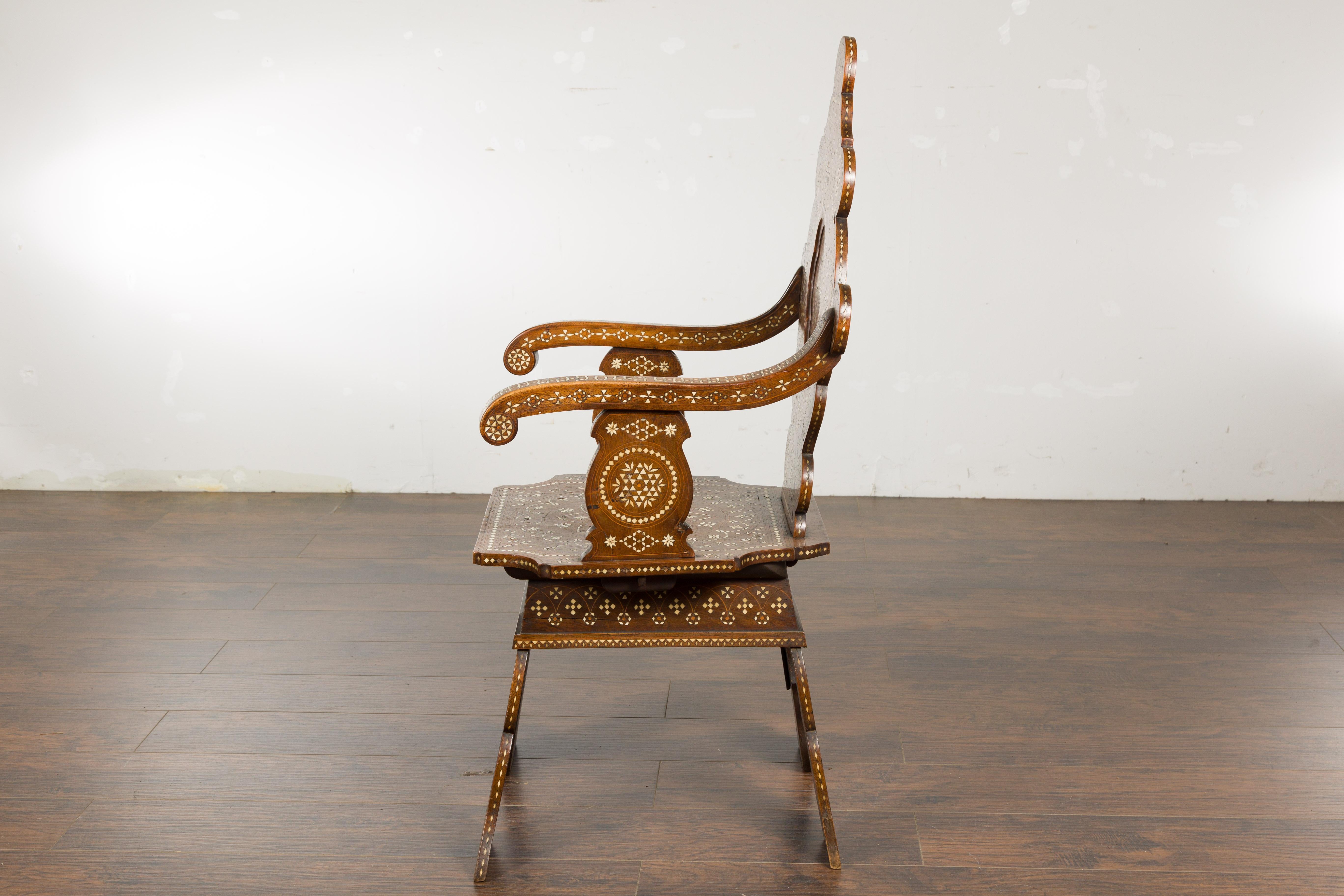 Marokkanischer Sessel mit reicher Intarsienarbeit, geschnitzte Rückenlehne und geschwungene Armlehnen, um 1900 im Angebot 8
