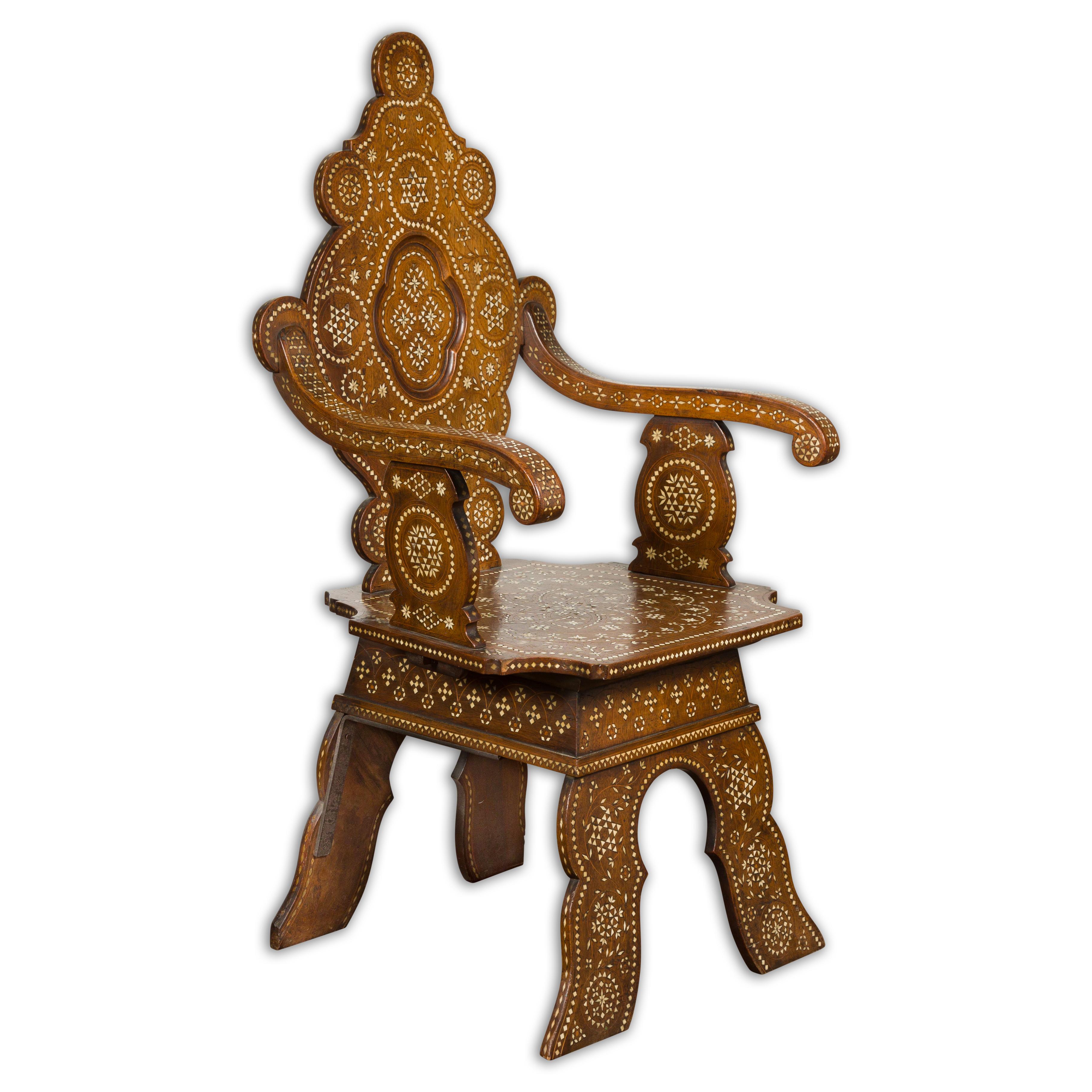 Fauteuil marocain richement marqueté avec dossier sculpté et accoudoirs à enroulement, vers 1900 en vente 7