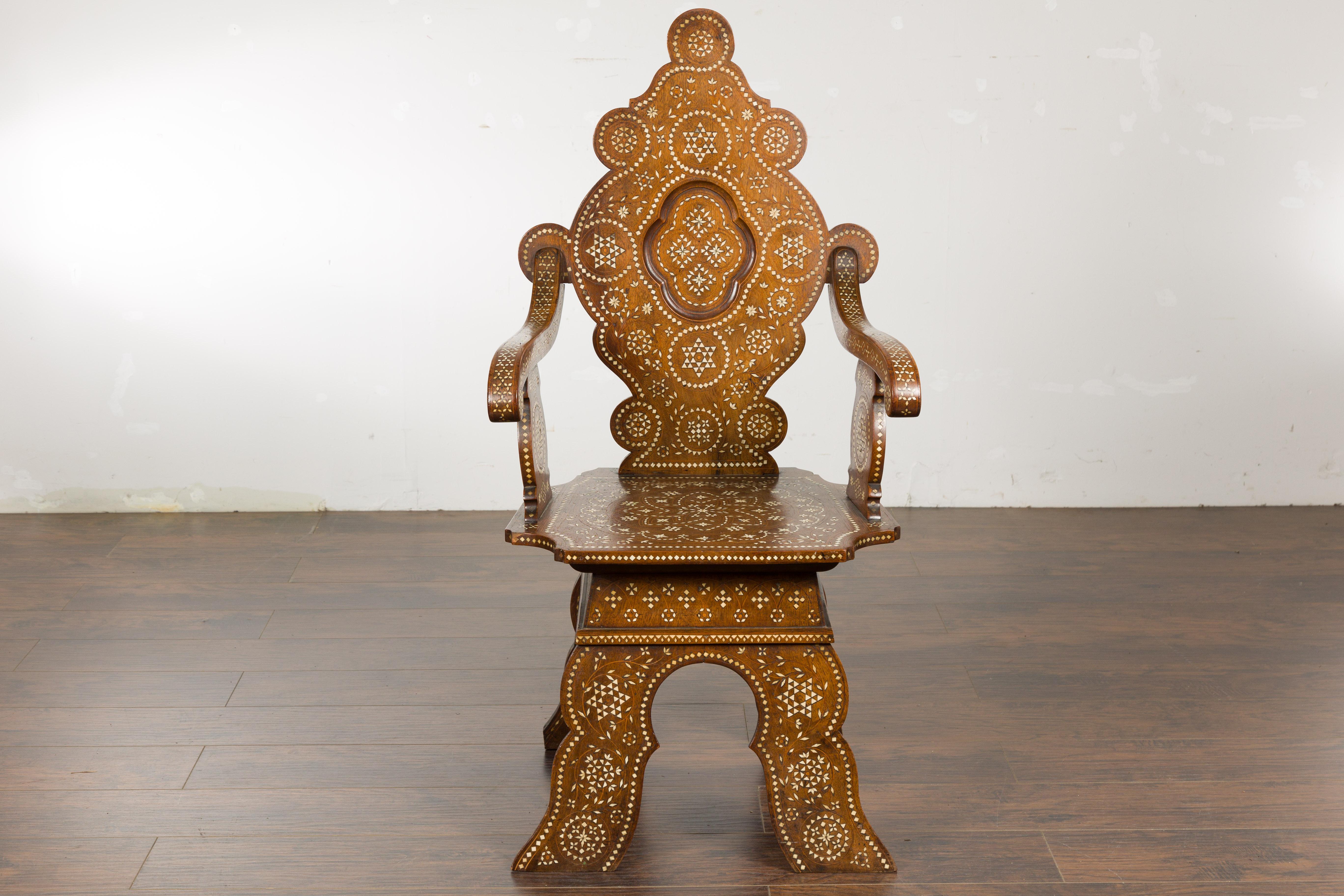 Marokkanischer Sessel mit reicher Intarsienarbeit, geschnitzte Rückenlehne und geschwungene Armlehnen, um 1900 (Maurisch) im Angebot