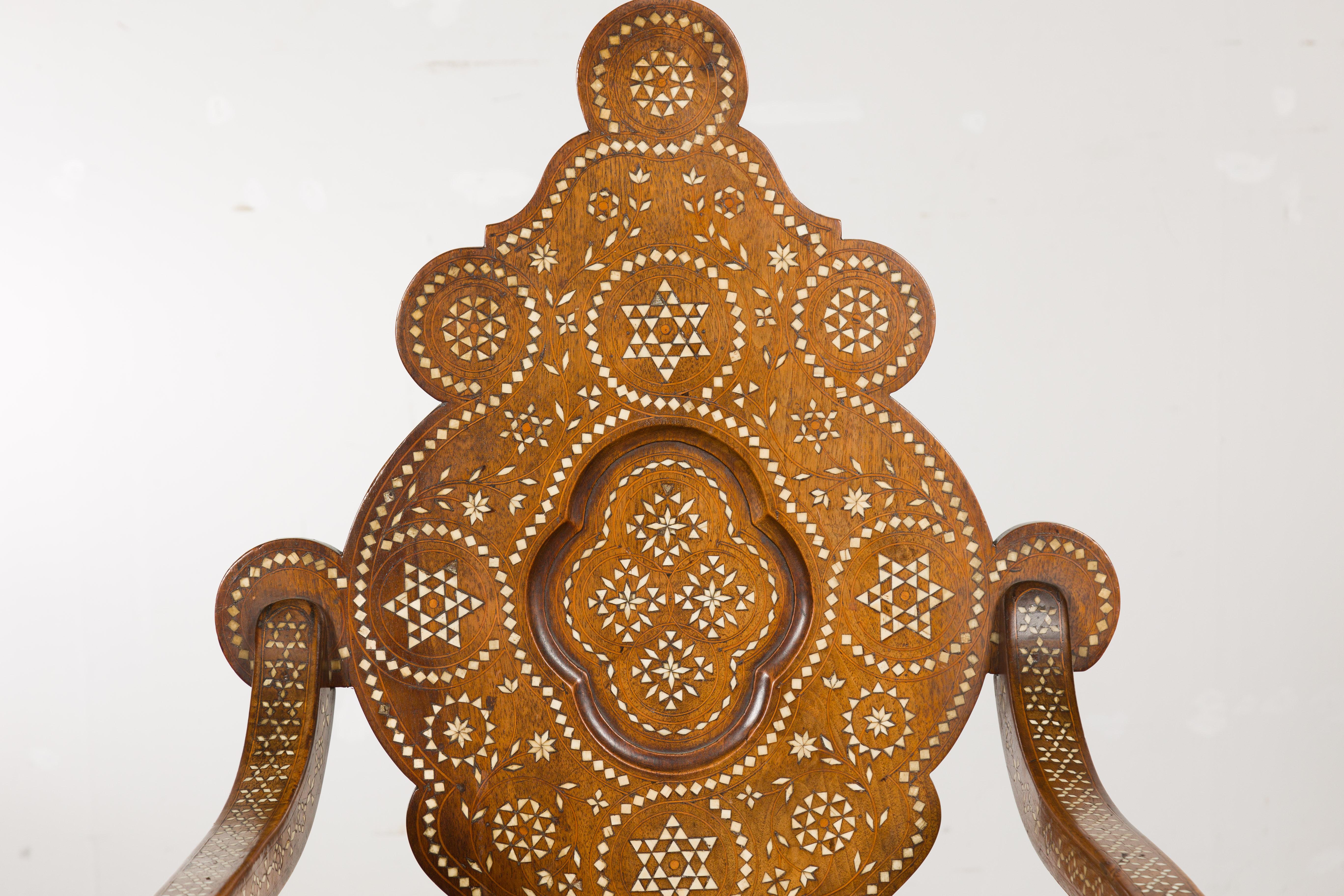 Mauresque Fauteuil marocain richement marqueté avec dossier sculpté et accoudoirs à enroulement, vers 1900 en vente