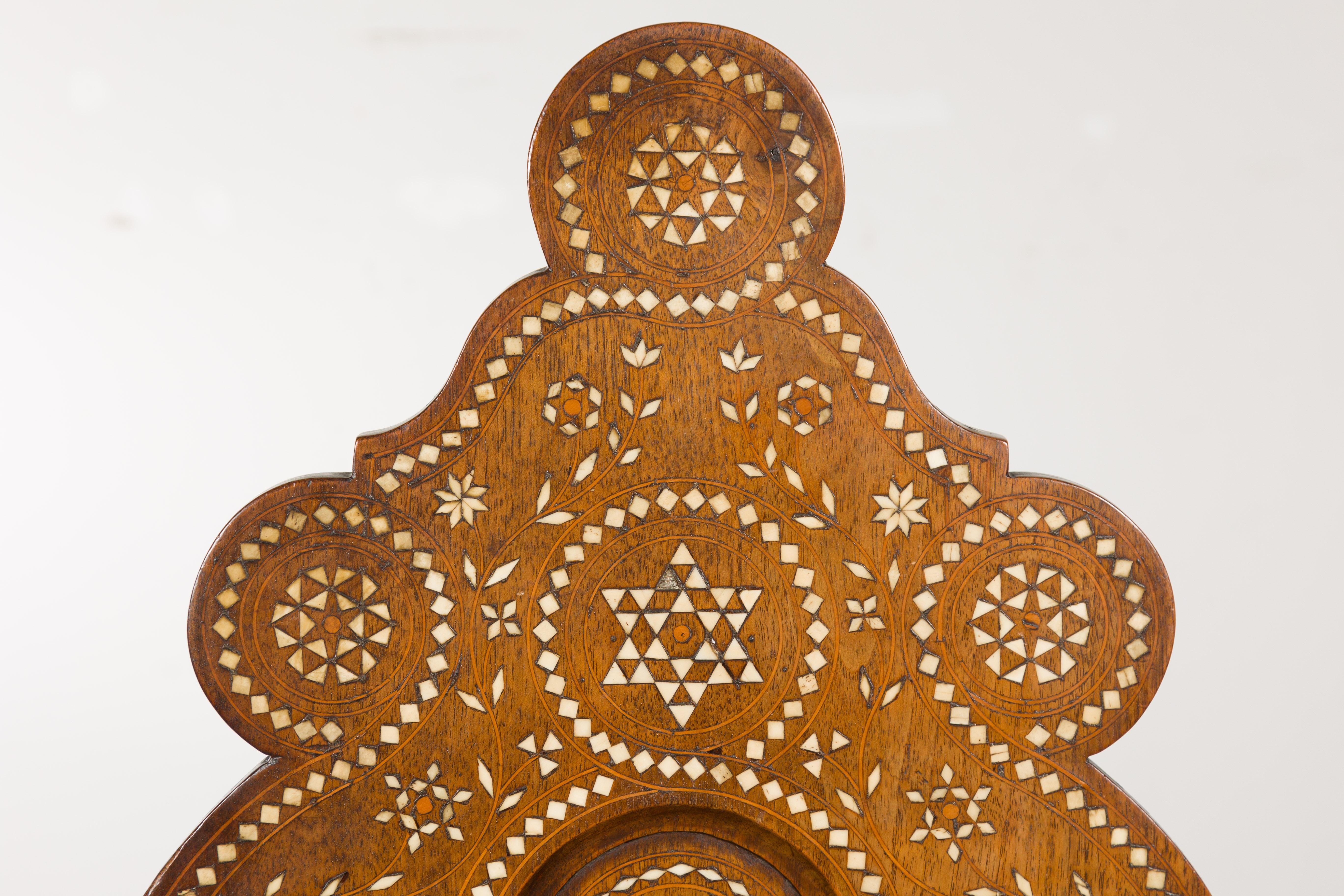 Marokkanischer Sessel mit reicher Intarsienarbeit, geschnitzte Rückenlehne und geschwungene Armlehnen, um 1900 im Zustand „Gut“ im Angebot in Atlanta, GA