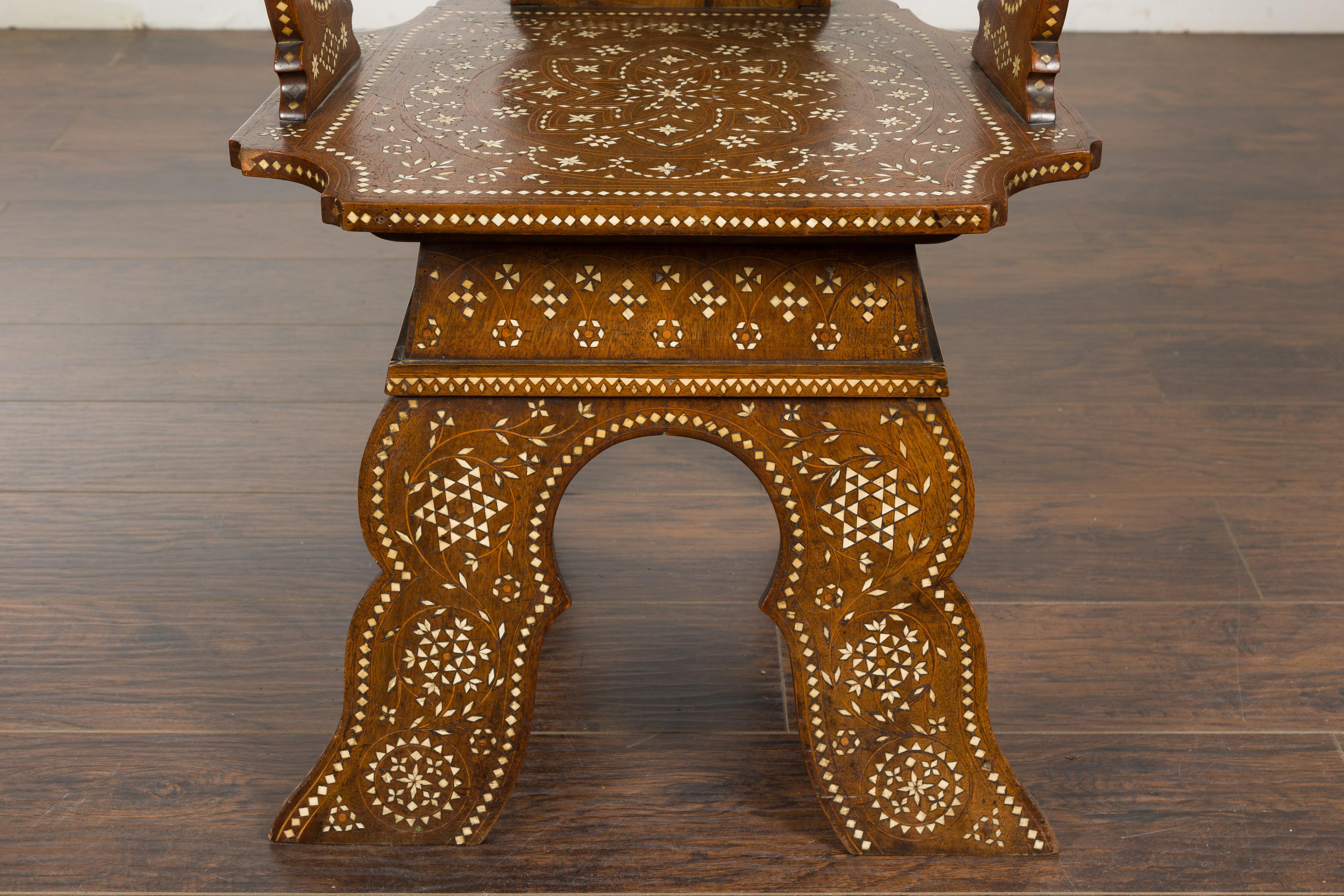 Marokkanischer Sessel mit reicher Intarsienarbeit, geschnitzte Rückenlehne und geschwungene Armlehnen, um 1900 im Angebot 1