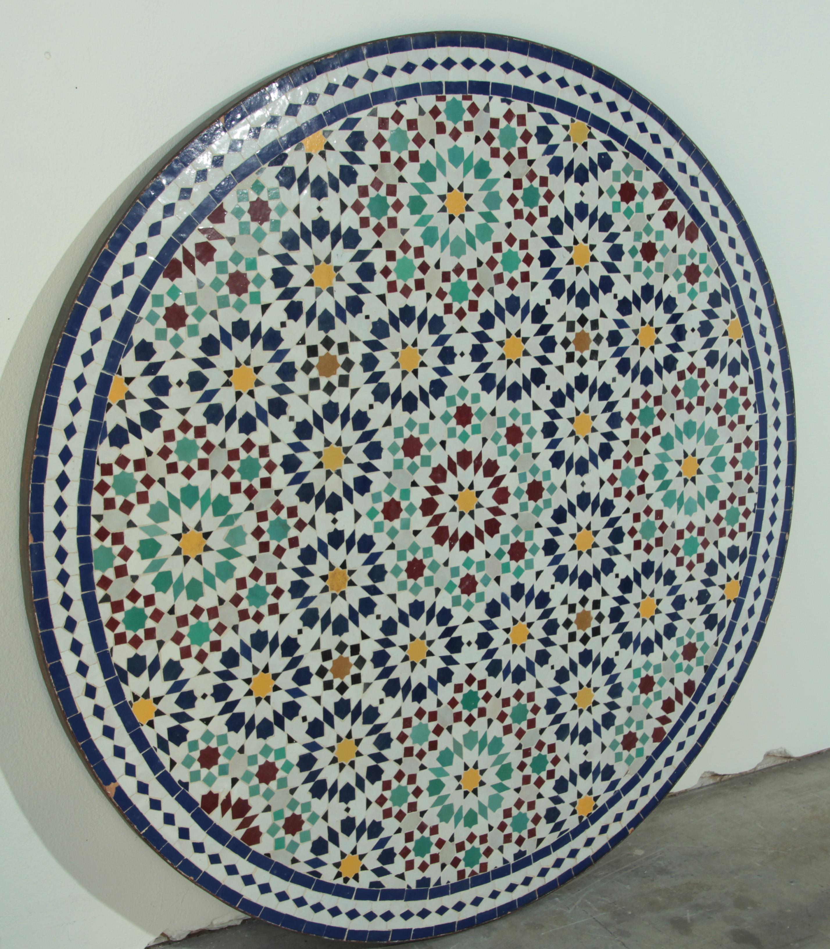 Marokkanischer runder Mosaik-Fliesentisch für den Außenbereich in maurischem Fez-Motiv (20. Jahrhundert) im Angebot