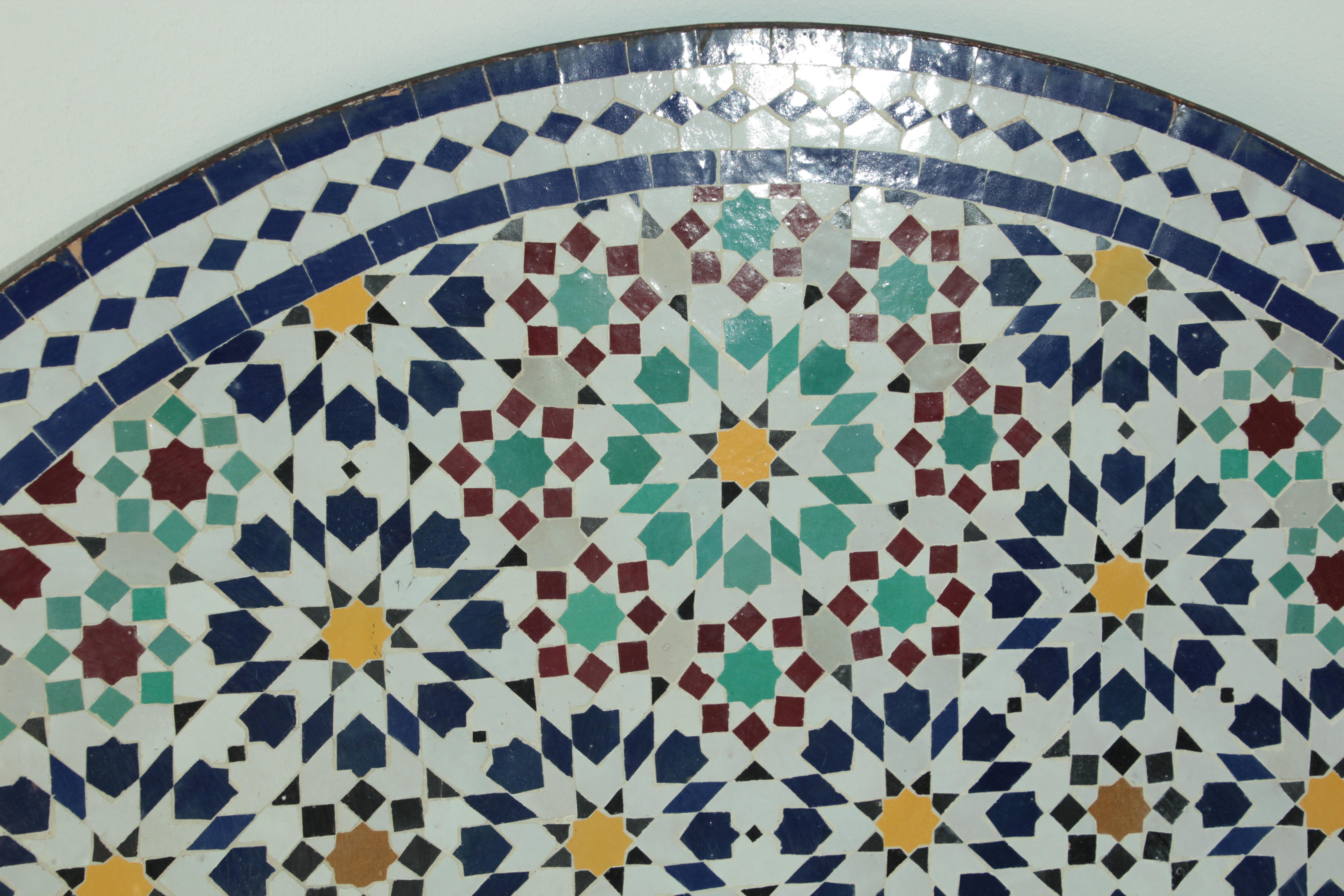 Table d'extérieur marocaine ronde en mosaïque avec carreaux, design mauresque de Fez en vente 2