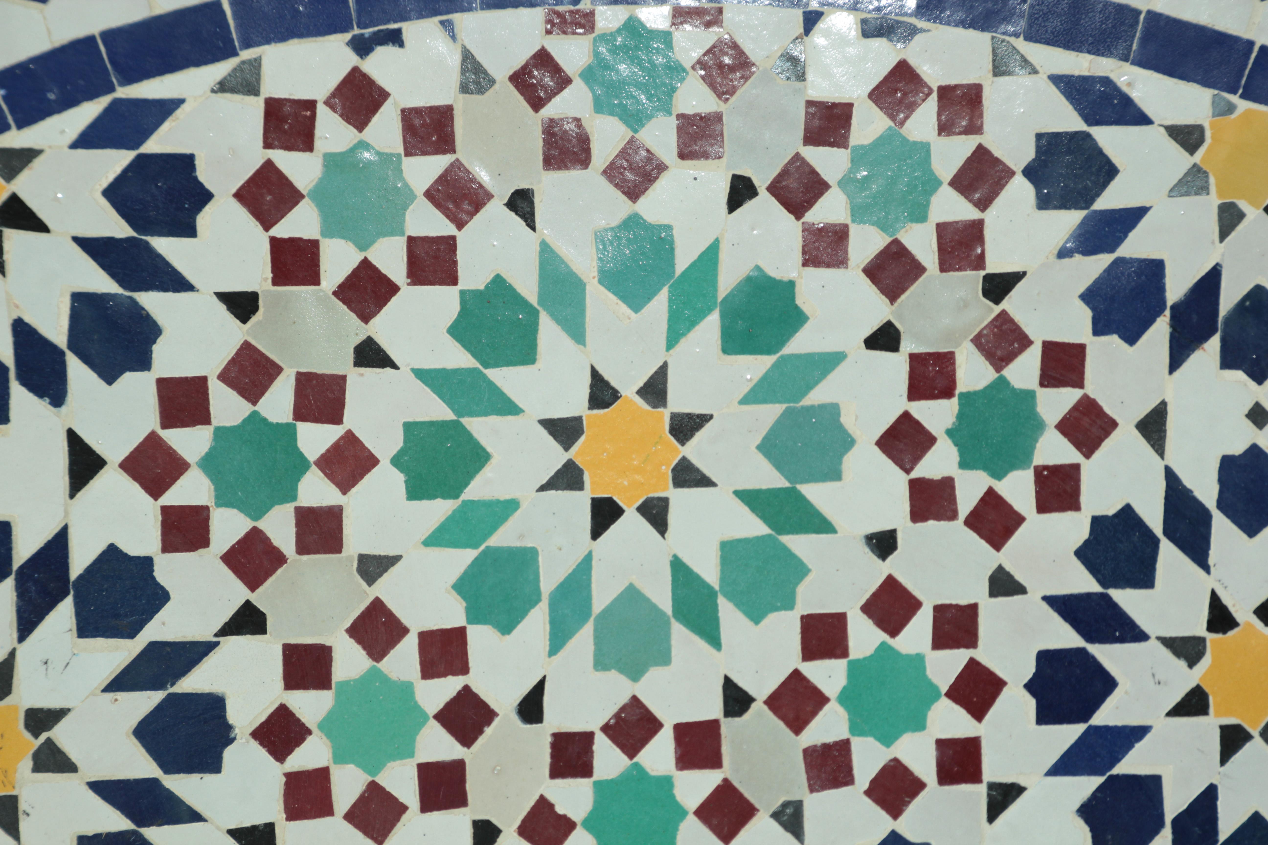 Table d'extérieur marocaine ronde en mosaïque avec carreaux, design mauresque de Fez en vente 3