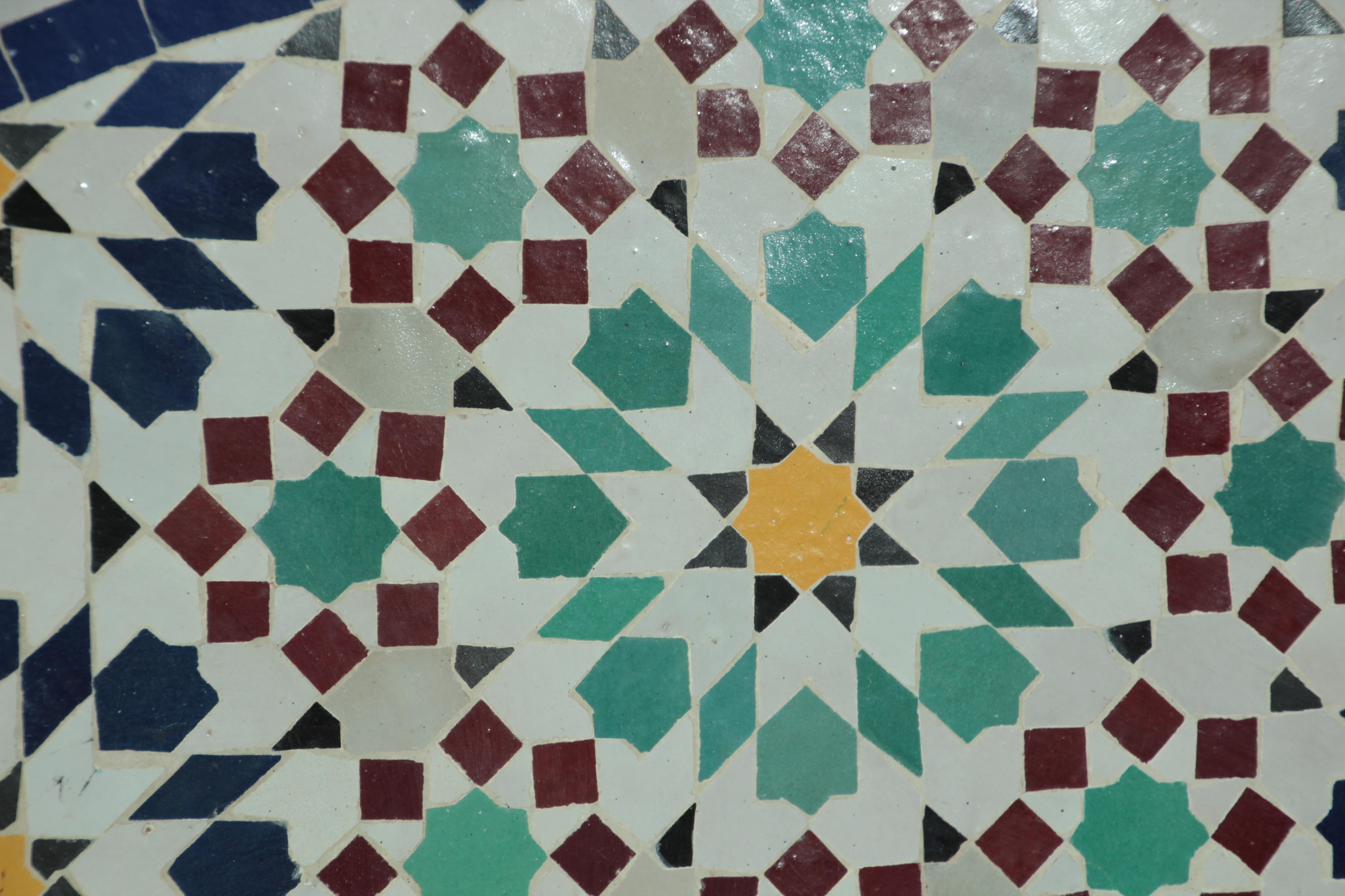 Table d'extérieur marocaine ronde en mosaïque avec carreaux, design mauresque de Fez en vente 4
