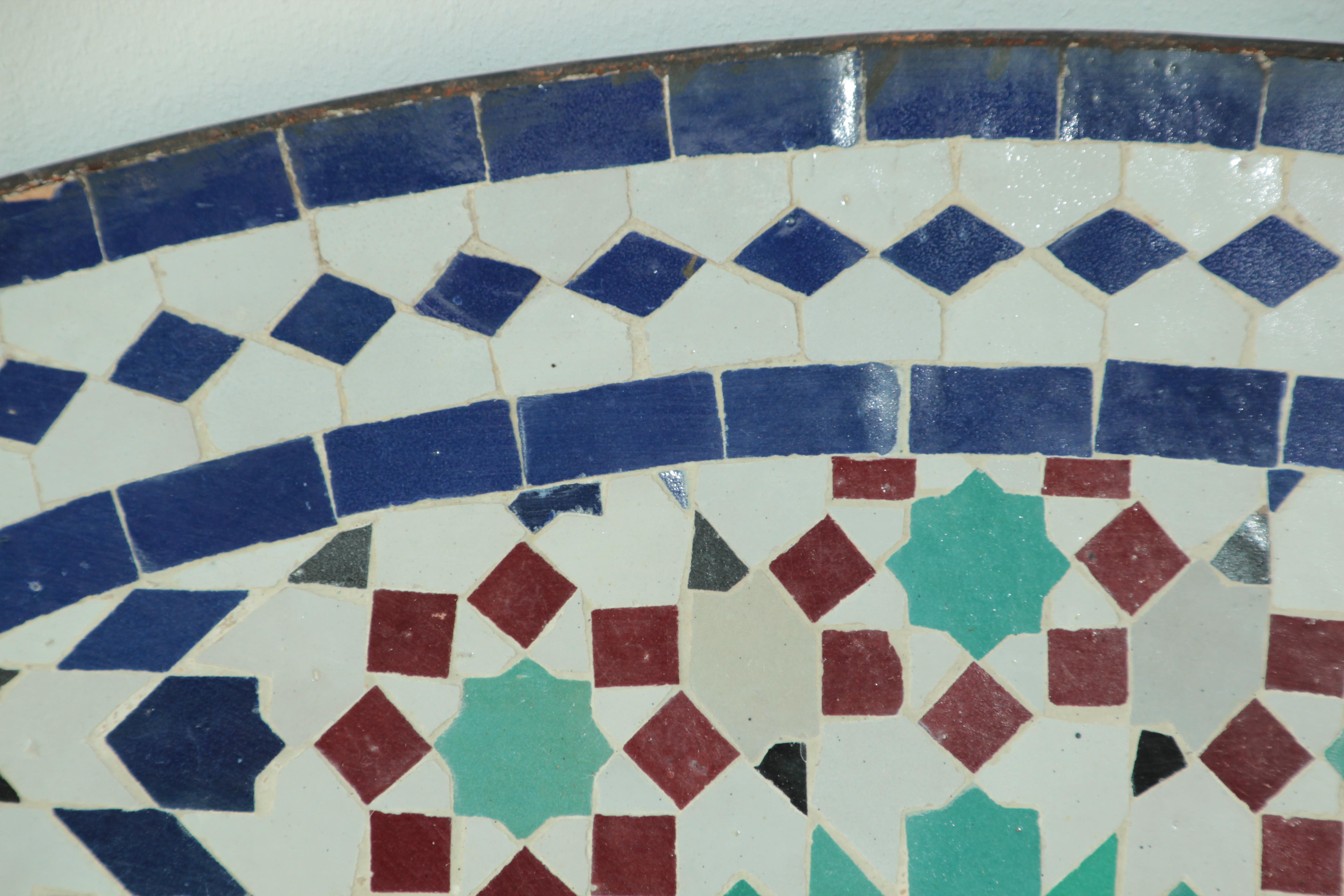 Table d'extérieur marocaine ronde en mosaïque avec carreaux, design mauresque de Fez en vente 5