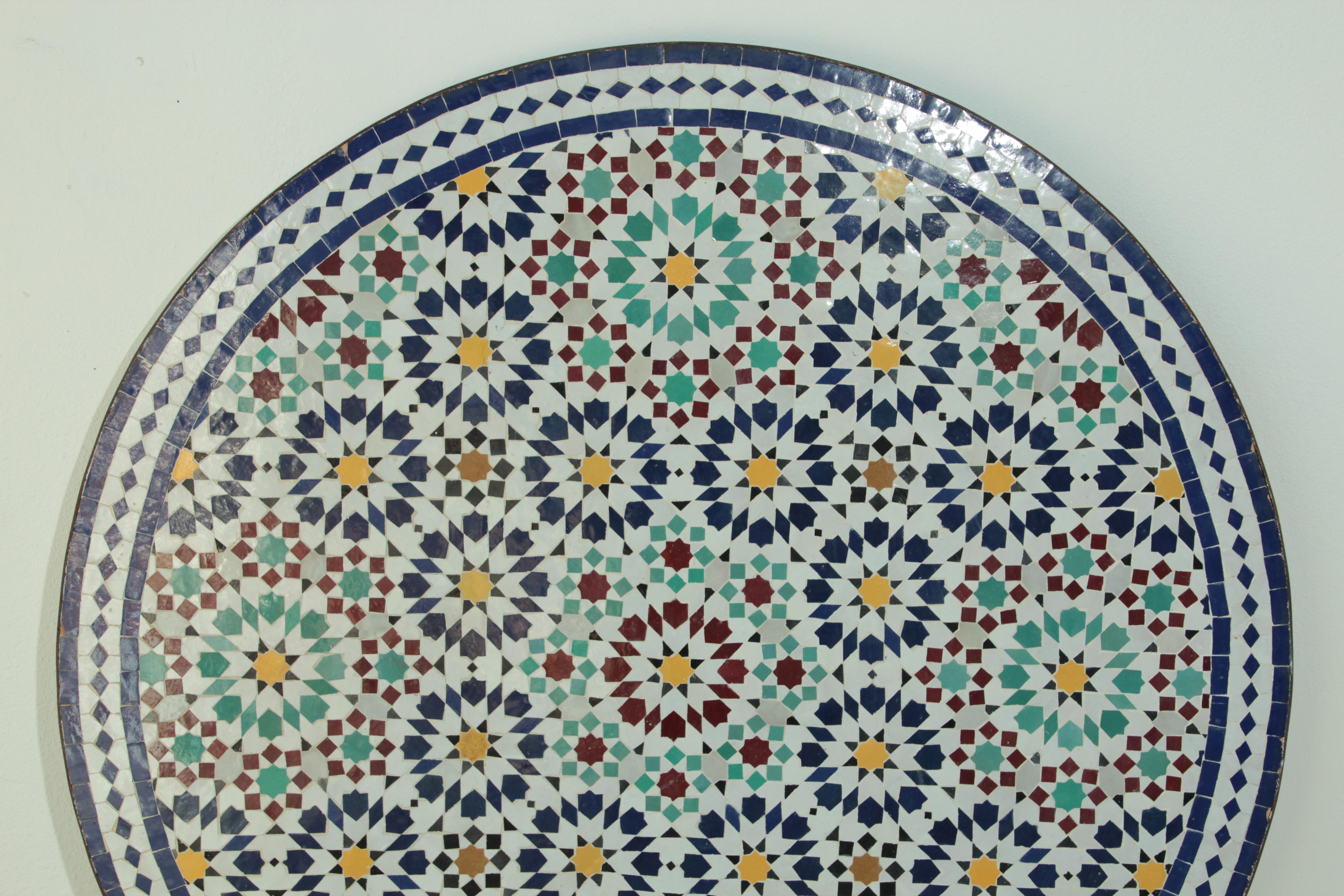 Table d'extérieur marocaine ronde en mosaïque avec carreaux, design mauresque de Fez en vente 7