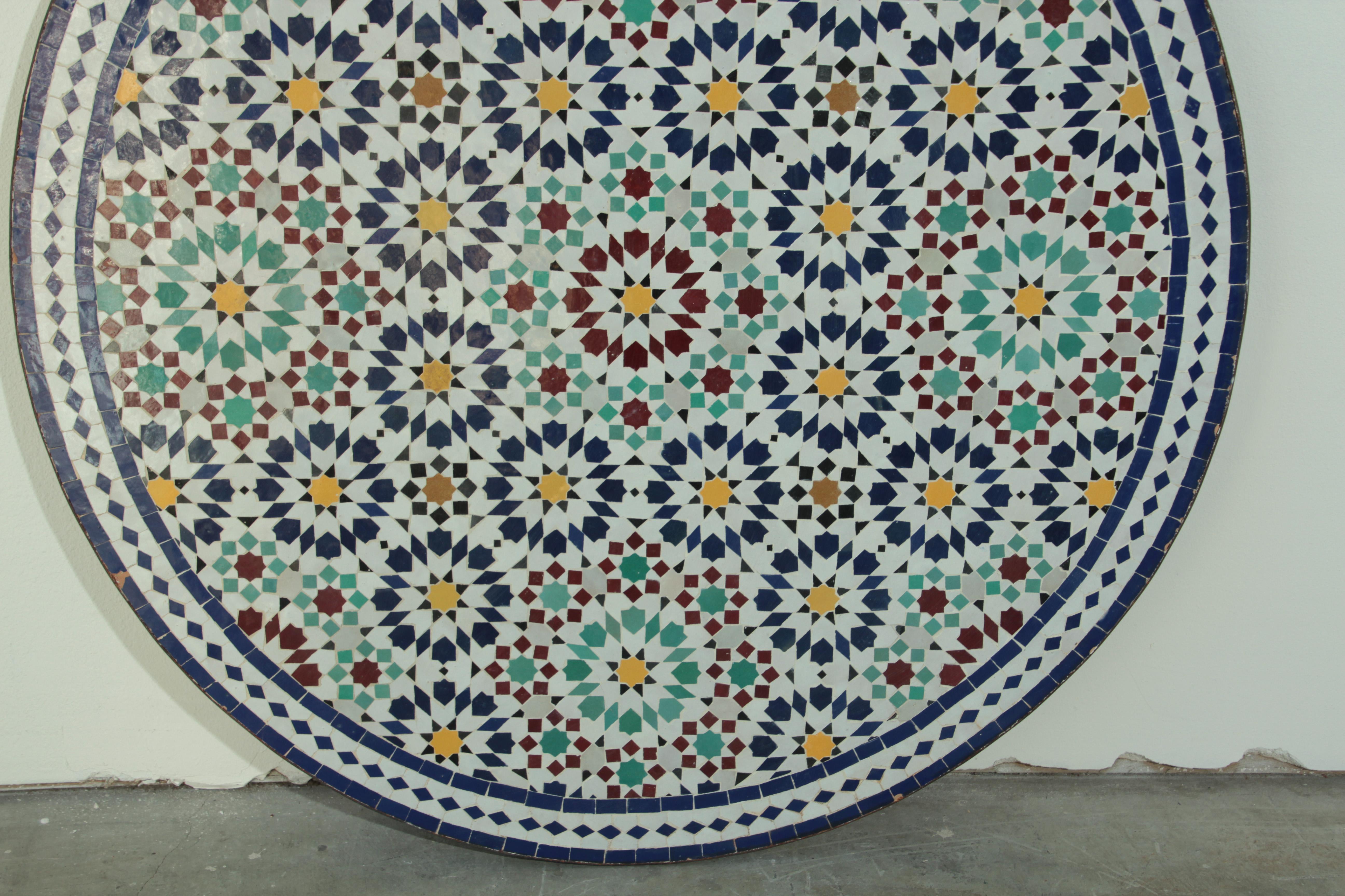 Table d'extérieur marocaine ronde en mosaïque avec carreaux, design mauresque de Fez en vente 8