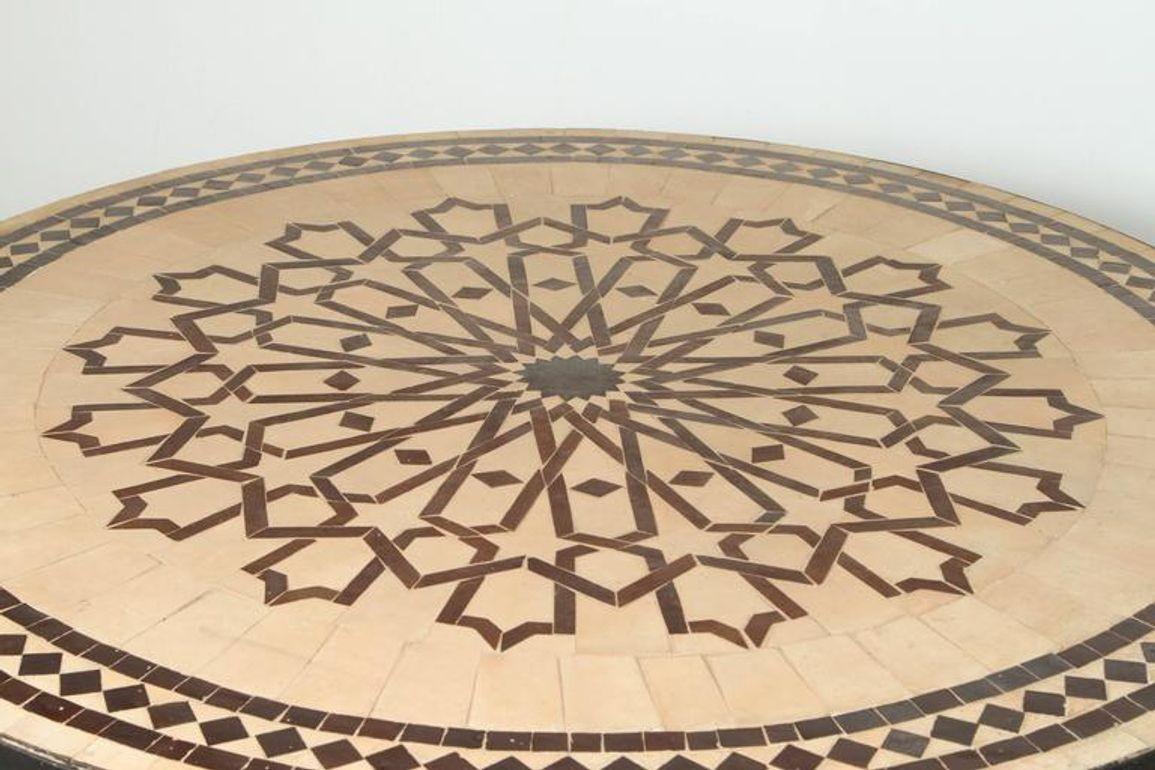 Mauresque Table d'extérieur en mosaïque marocaine ronde sur base en fer 47 in en vente